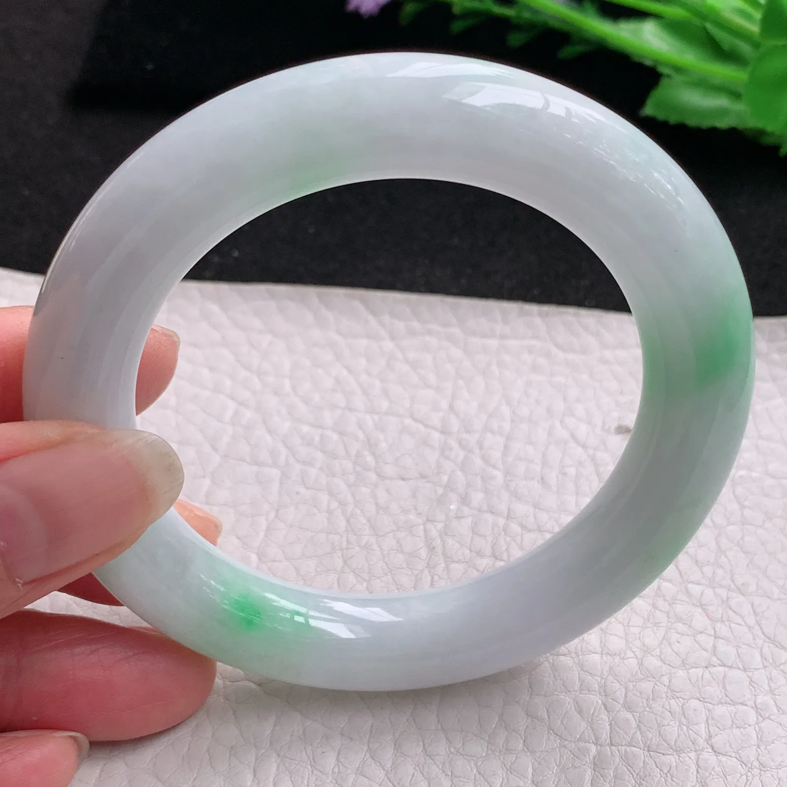 yh实拍56*11.8胖圆镯 缅甸翡翠精美白底青圆条玉手镯 玉手环