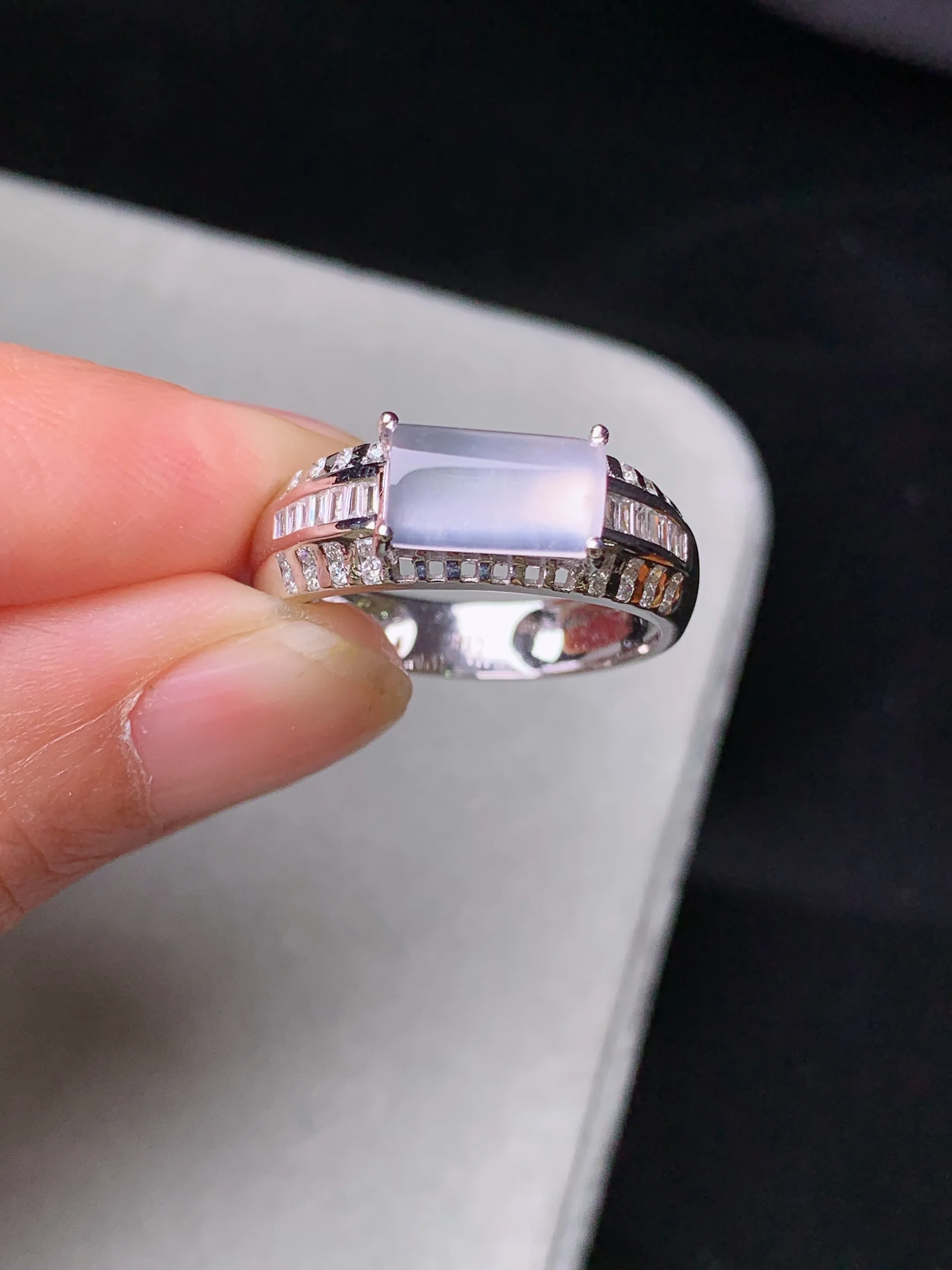 18k金钻镶嵌冰种玉柱戒指 吊坠 玉质细腻 色泽清新艳丽 圈口15 整体尺寸8.8*5.2*3.3