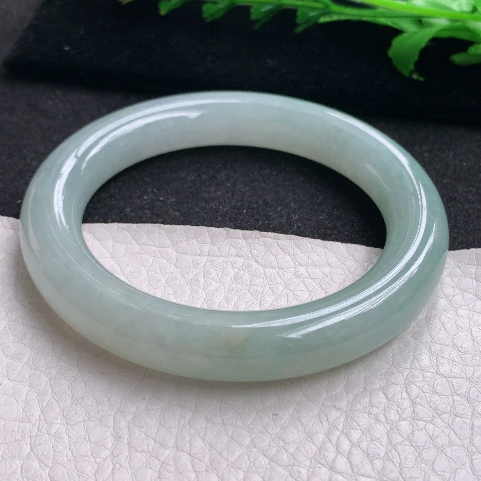 z实拍54*11*10.5美人镯 天然缅甸翡翠淡晴绿圆条玉手镯 玉手环