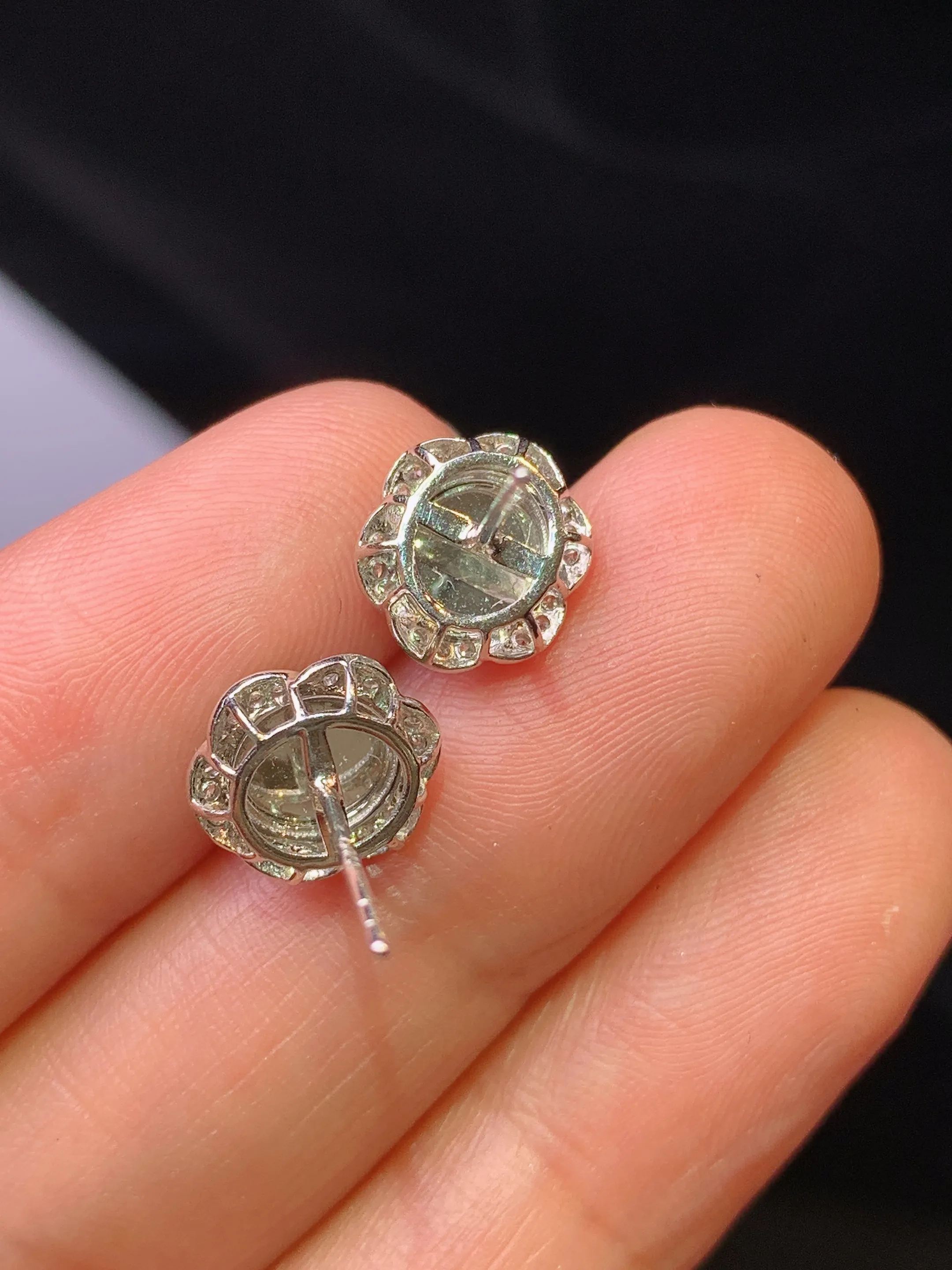 18k金钻镶嵌满绿蛋面耳钉 玉质细腻 色泽艳丽清新 整体尺寸9.5*8.6*6.3