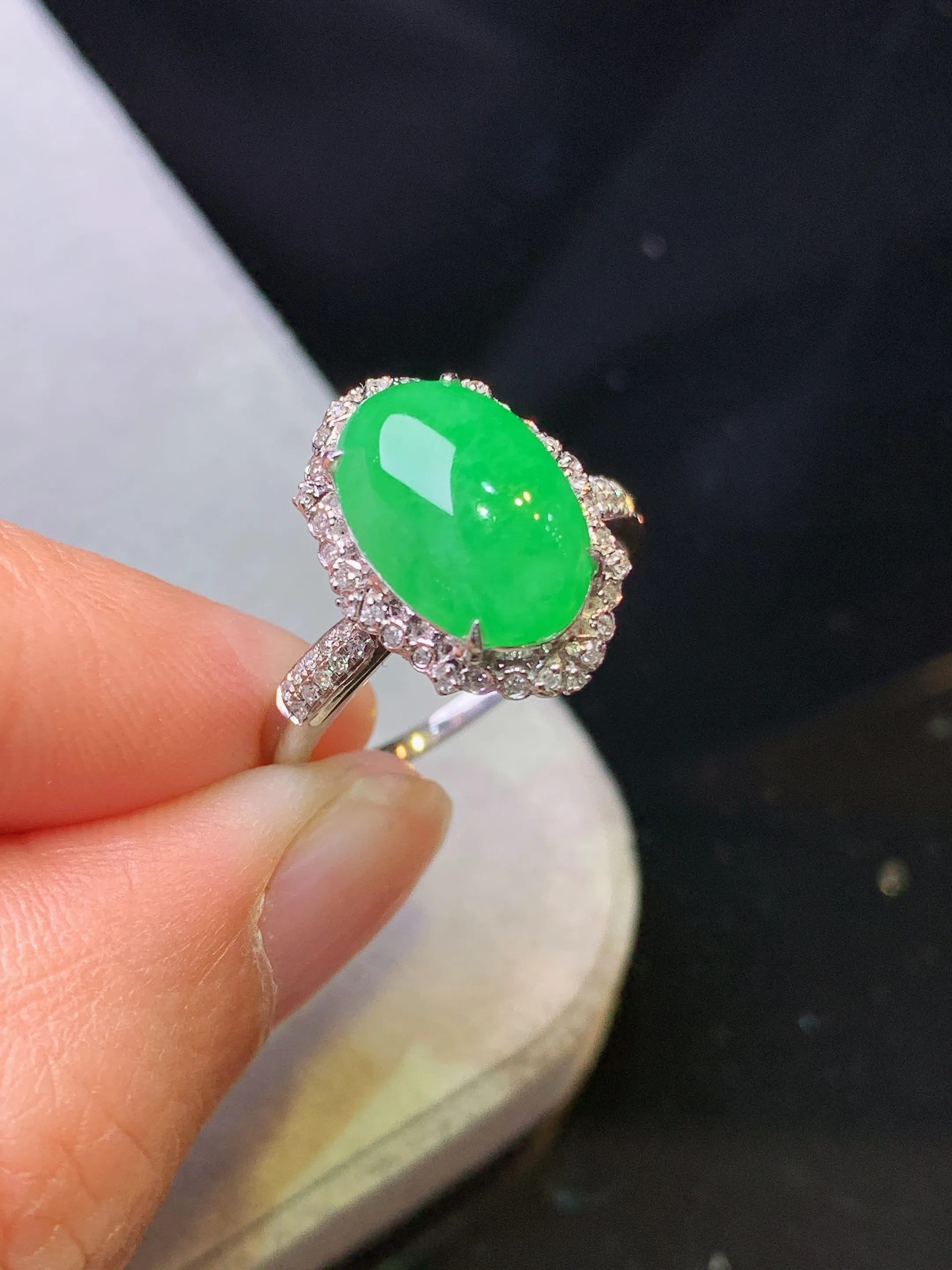 18k金钻镶嵌翠绿蛋面戒指 玉质细腻 色泽清新艳丽 圈口14 整体尺寸15.6*11.5*8.5