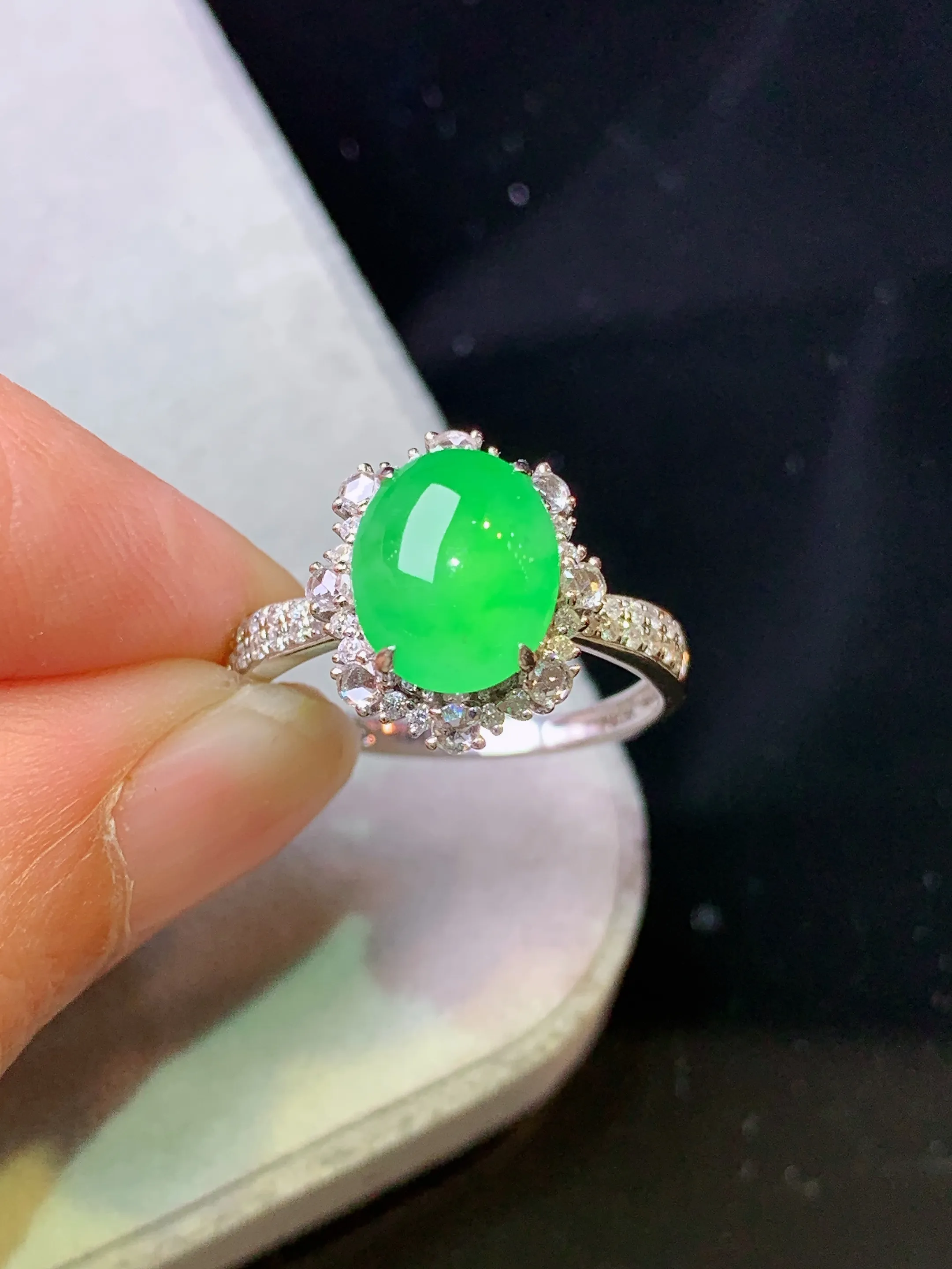 18k金钻镶嵌翠绿蛋面戒指 玉质细腻 色泽艳丽清新 圈口15.5整体尺寸13.3*11.6*8.2