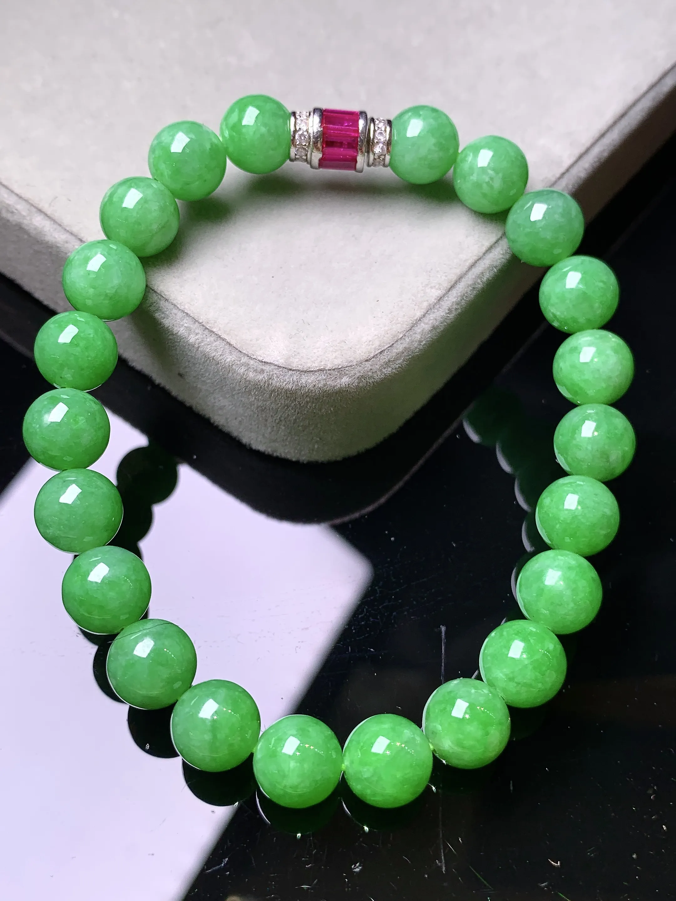 翠绿圆珠手链 玉质细腻 色泽清新艳丽 整体尺寸7.8