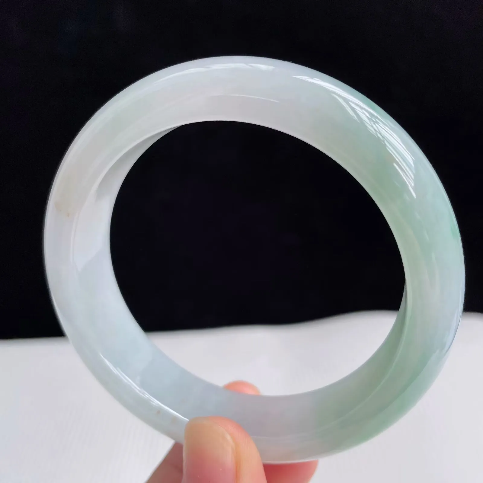 55.6圈好种水玉石天然翡翠A货水润有种有色飘绿手镯68.61克