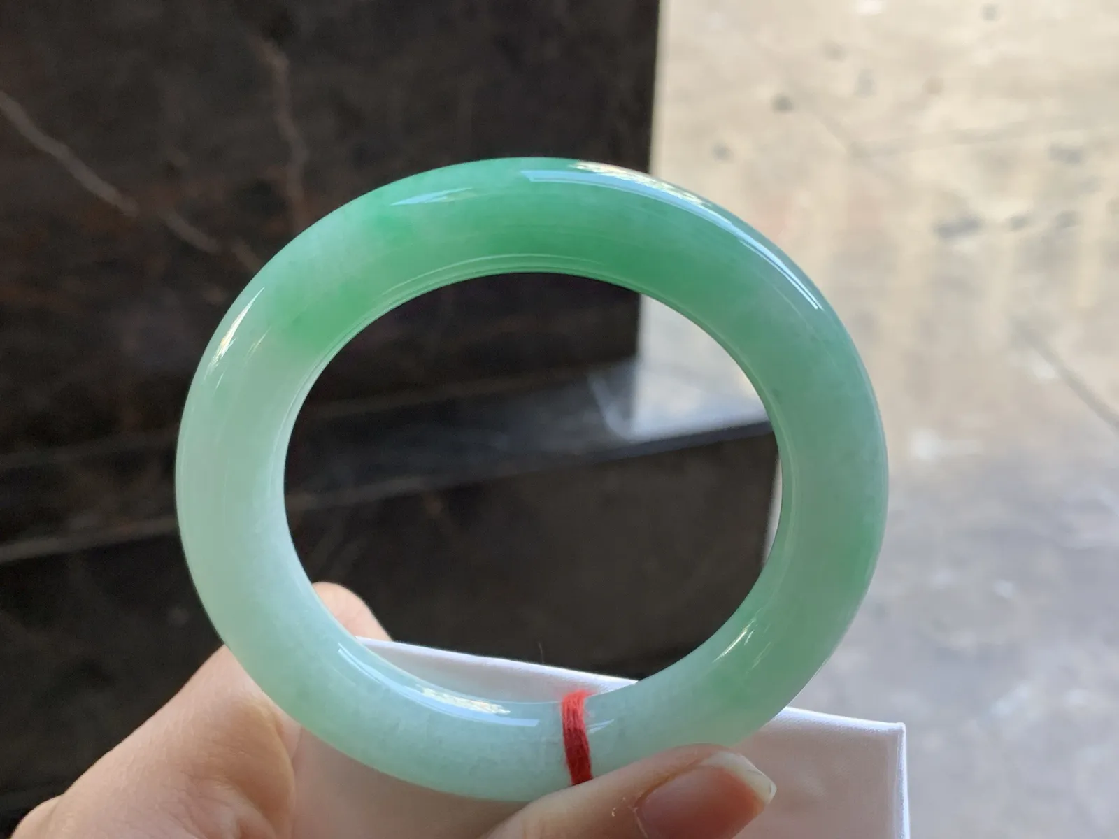 56.5-11.2

阳绿色圆条手镯^_^色阳 细腻