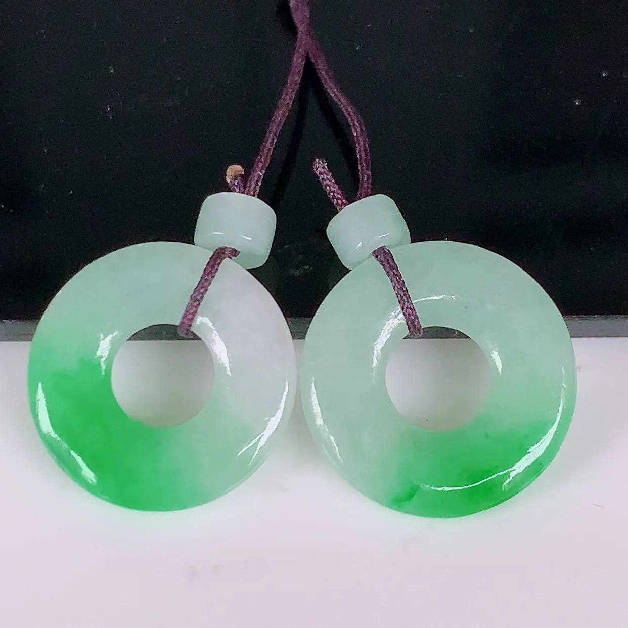 自然光实拍，冰飘阳绿翡翠一对平安扣耳坠，翠色灵动，玉质细腻，颜色漂亮，品相佳，佩戴佳品！配银线 #4