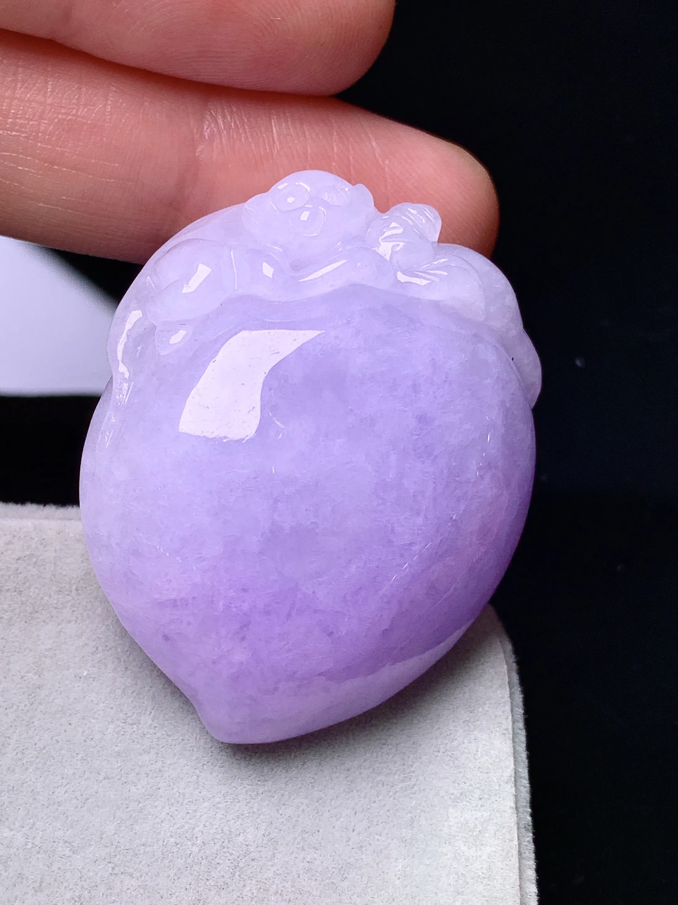 紫罗兰寿桃吊坠 玉质细腻 色泽艳丽清新 整体尺寸37.5*30*12.5
