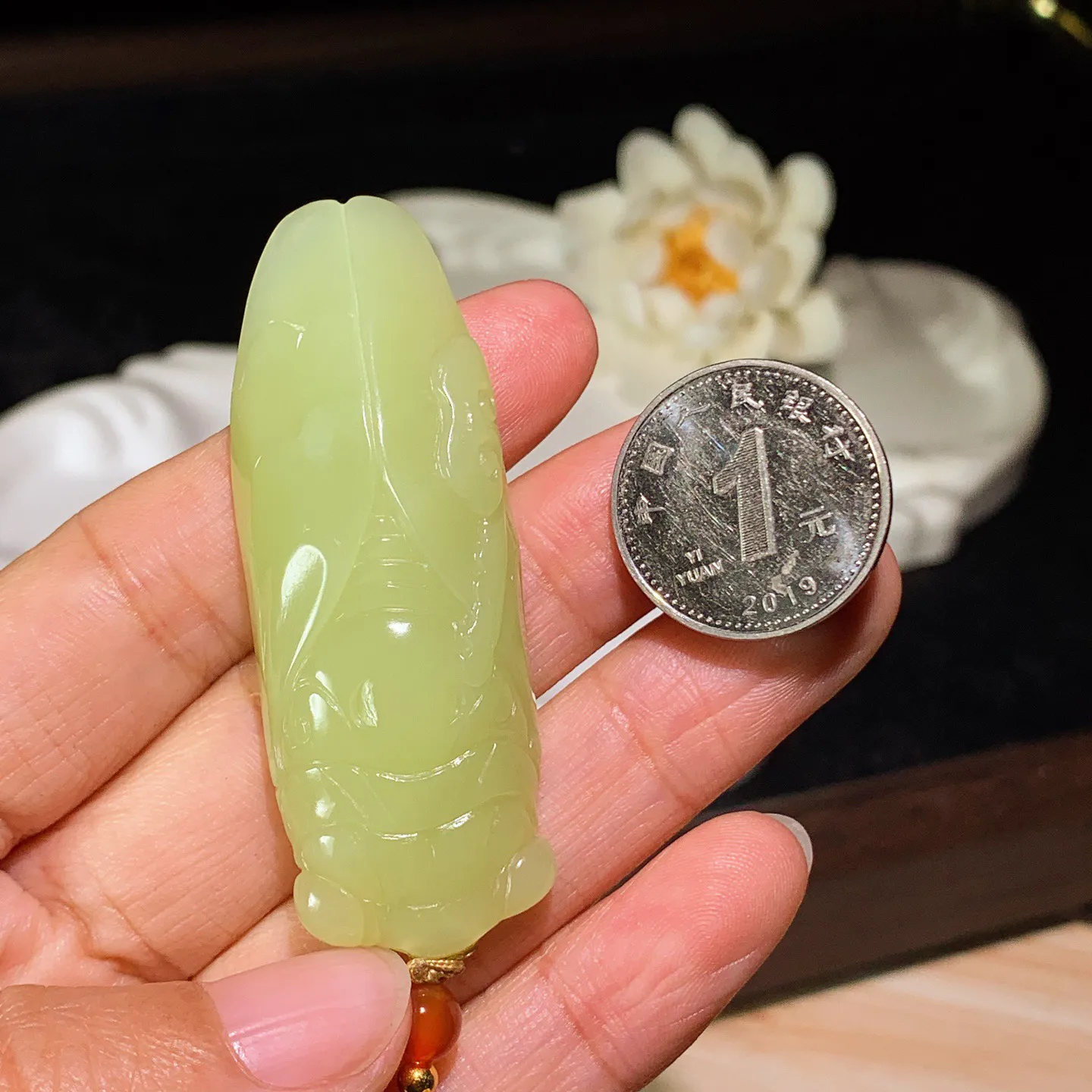 新疆和田玉若羌黄口料一鸣惊人挂件。 尺寸58/21/11mm重26.5克。玉质细腻油润。手推出油。品相大气 lt260119