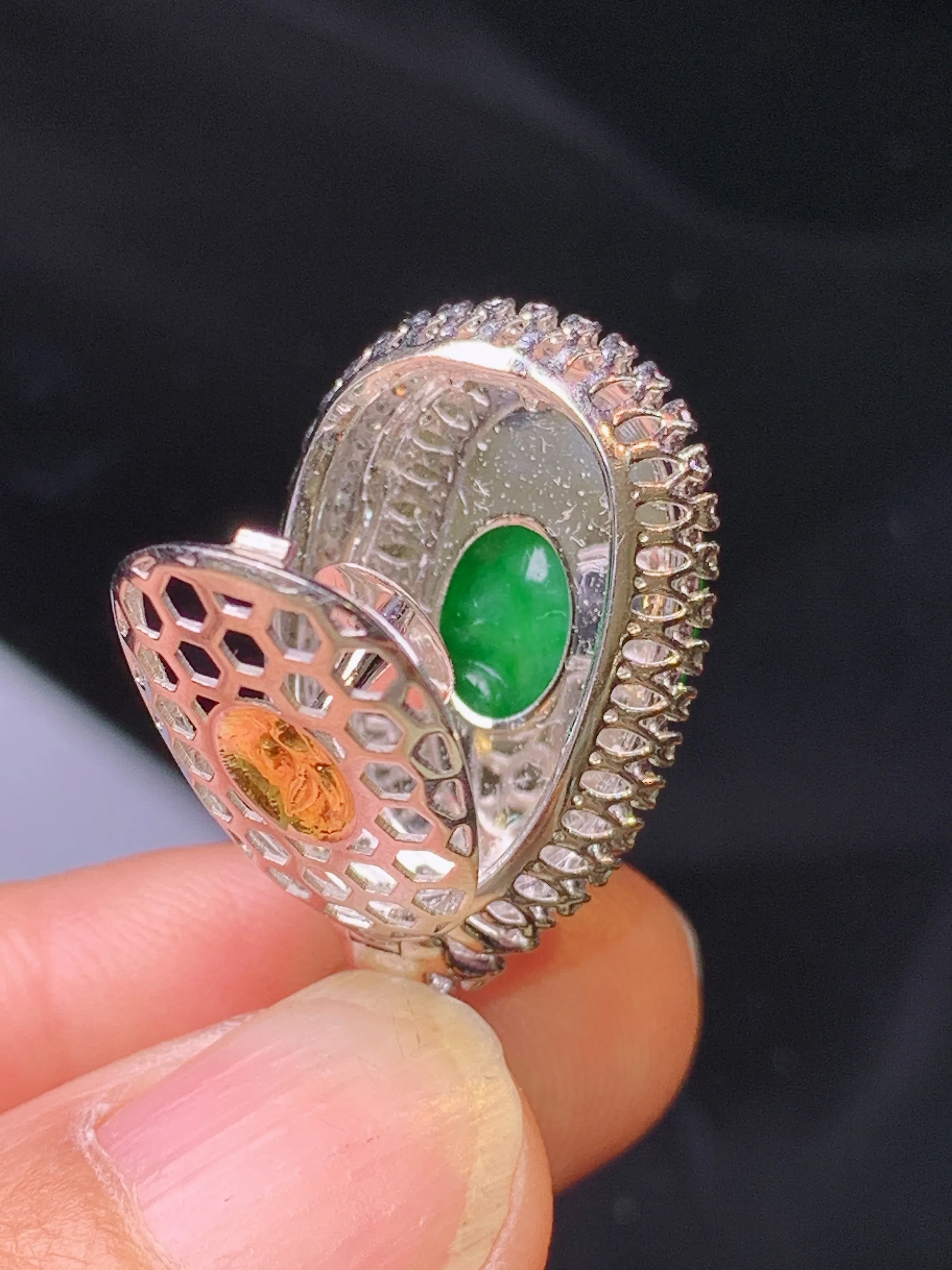 18k金钻镶嵌翠绿如意吊坠 玉质细腻 色泽艳丽清新 整体尺寸32*17*9.5