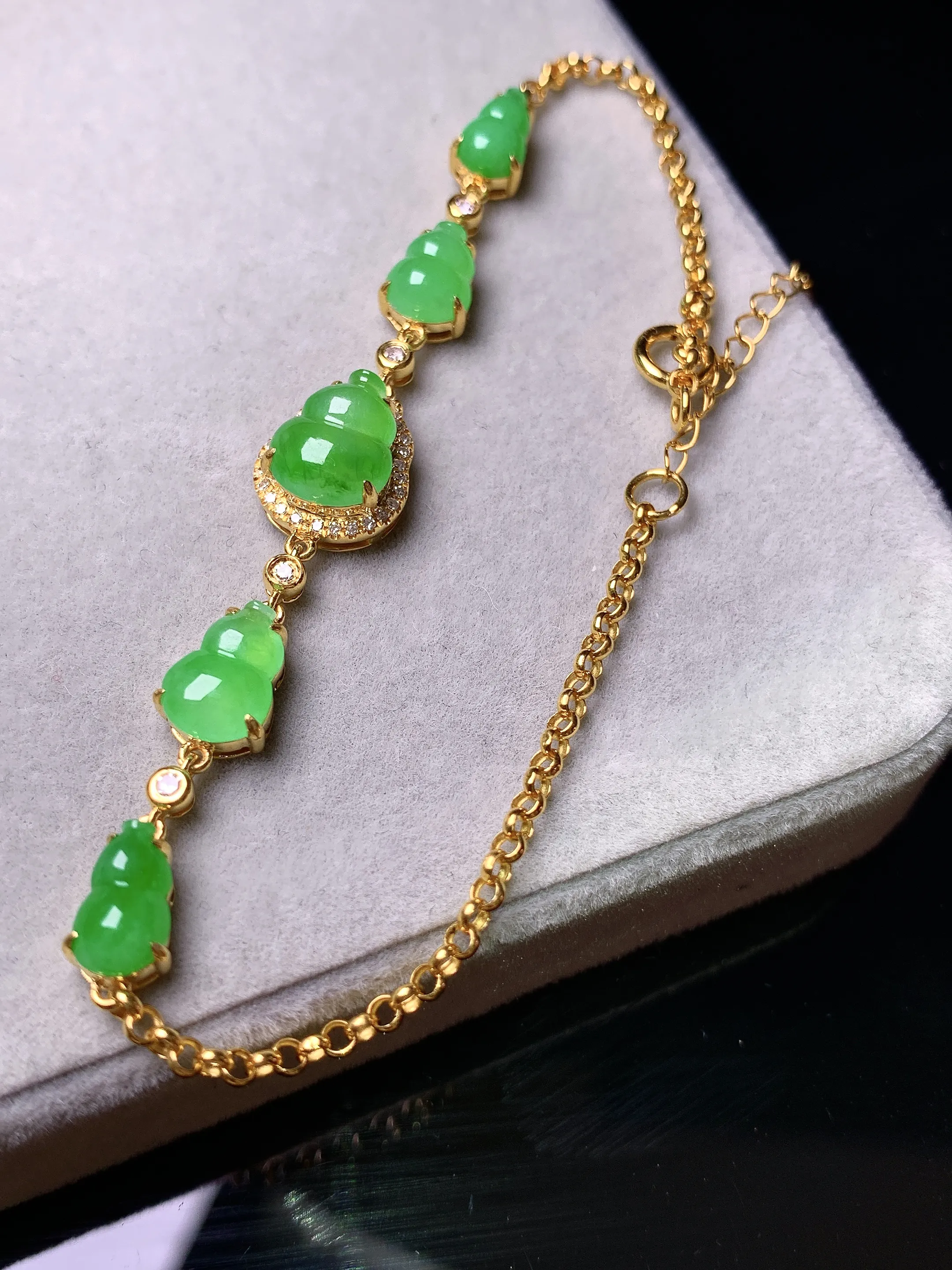 18k金钻镶嵌满绿葫芦手链 玉质细腻 色泽艳丽清新 整体尺寸64.5*8.8*6.2