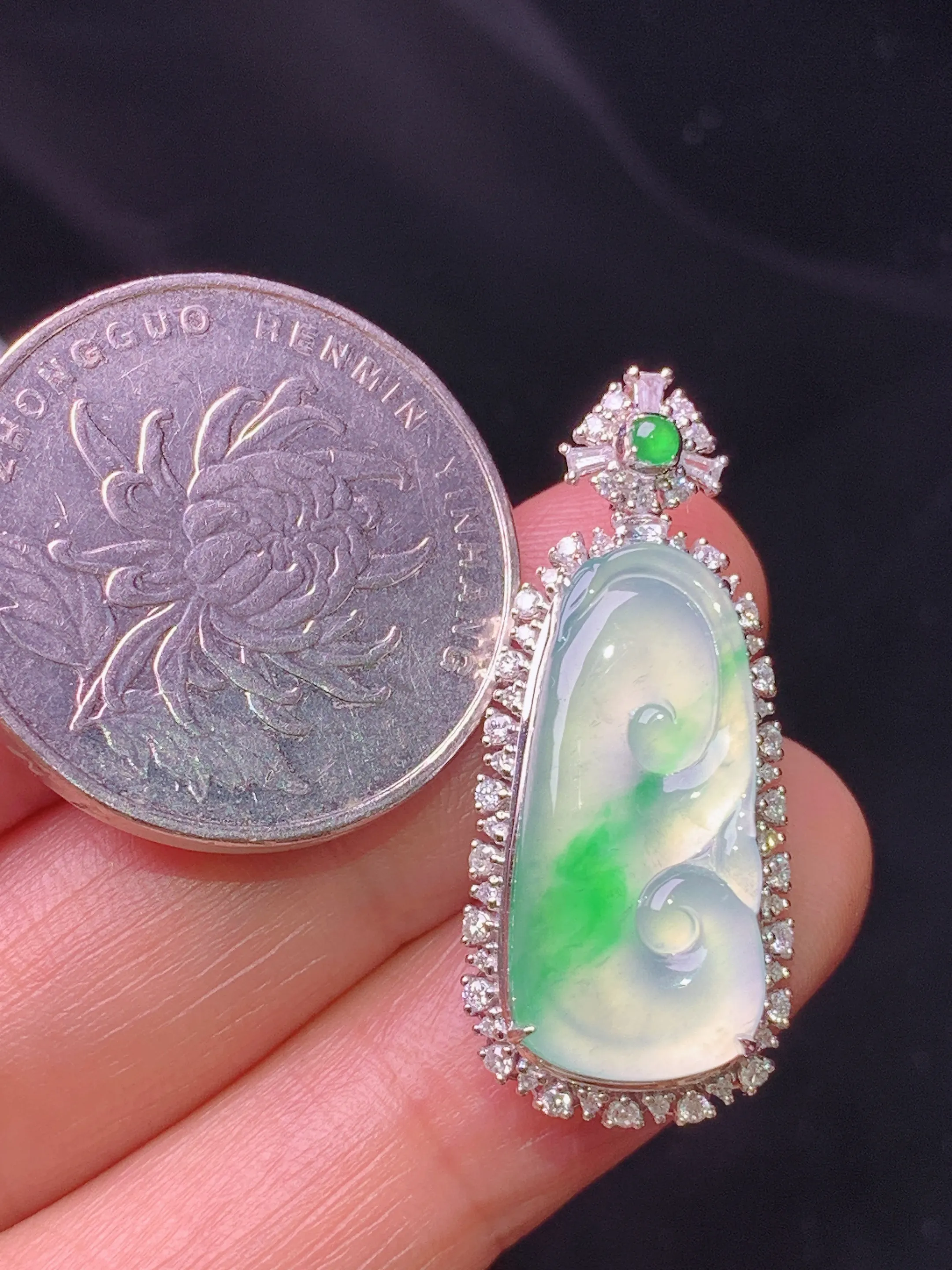 18k金钻镶嵌飘绿如意吊坠 玉质细腻 色泽艳丽清新 整体尺寸31.6*13.6*7.6