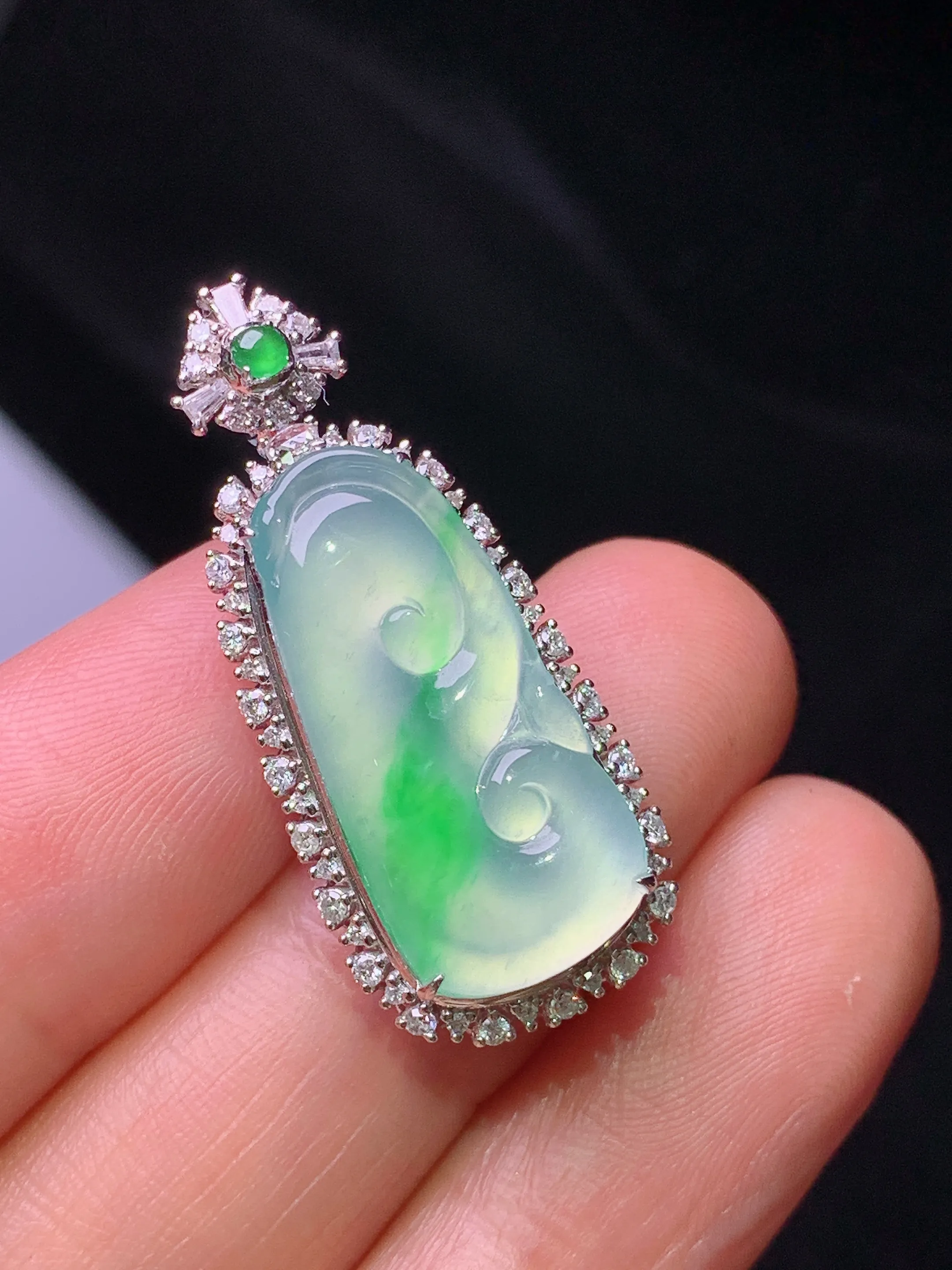 18k金钻镶嵌飘绿如意吊坠 玉质细腻 色泽艳丽清新 整体尺寸31.6*13.6*7.6