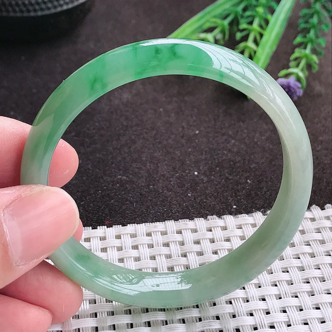 实拍A货翡翠53.5/10.6/6老坑冰胶水灵飘阳绿手镯宽边翡翠玉镯女款