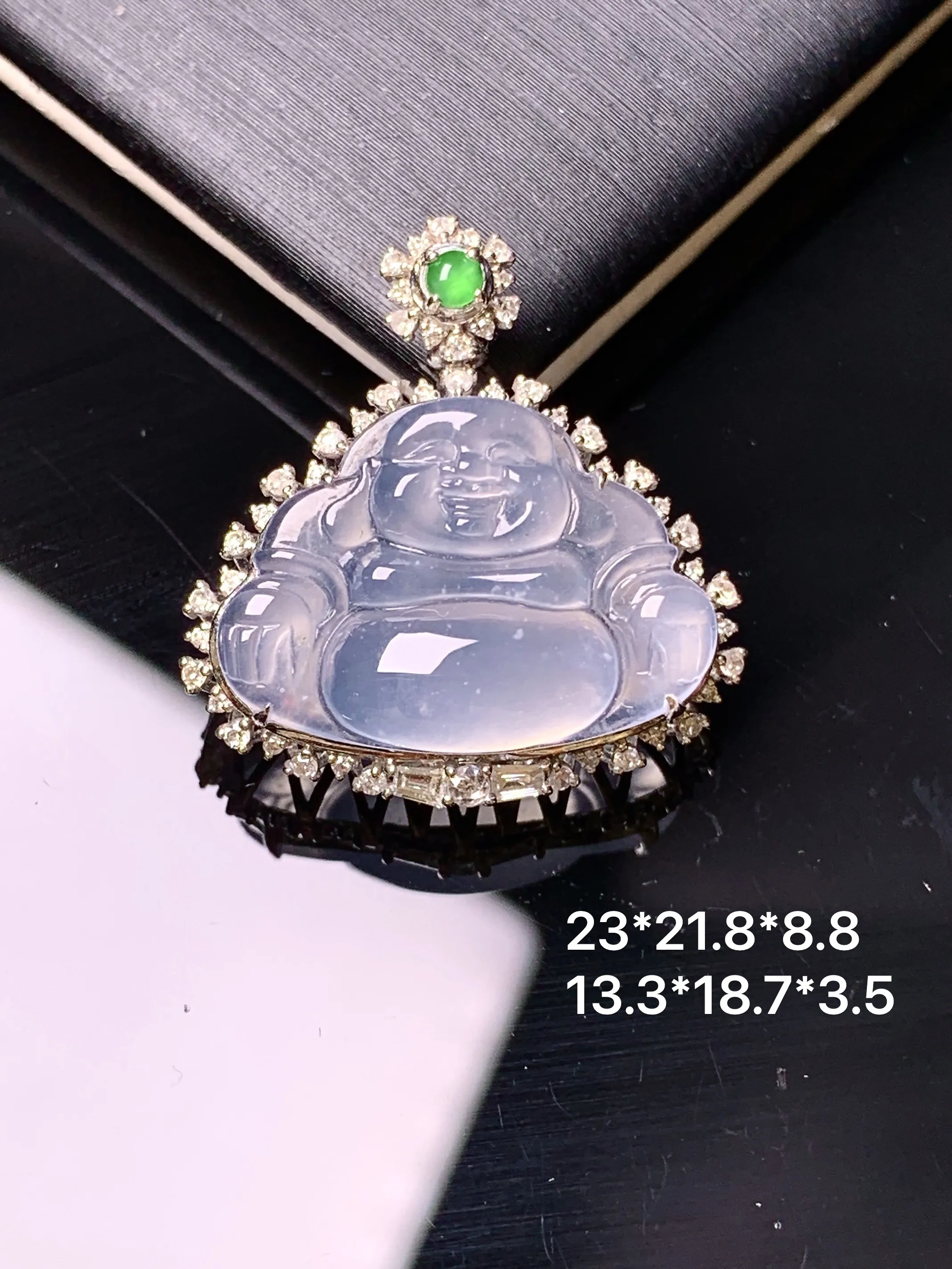 18k金钻镶嵌冰种佛公吊坠 玉质细腻 色泽艳丽清新 整体尺寸23*21.8*8.8