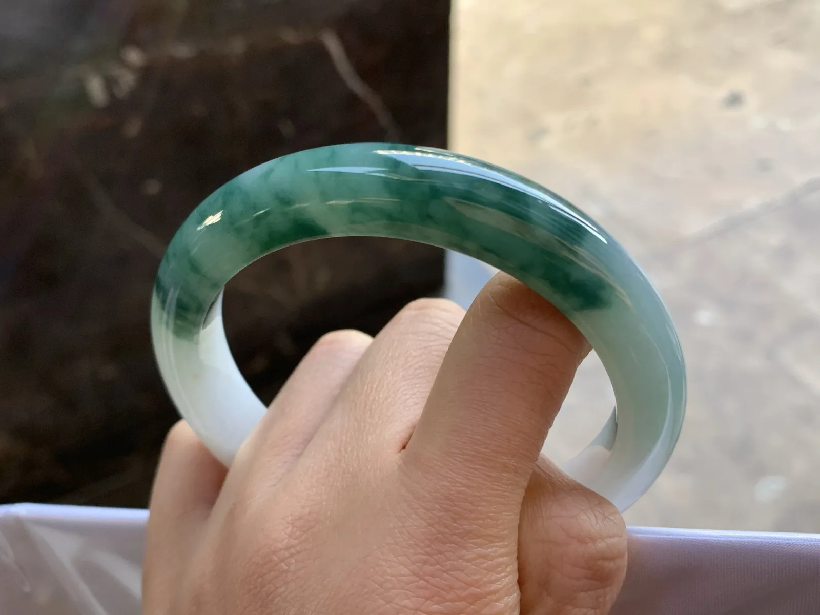 63-12-9.5

蓝花大圈手镯^_^鲜艳 玉质温润