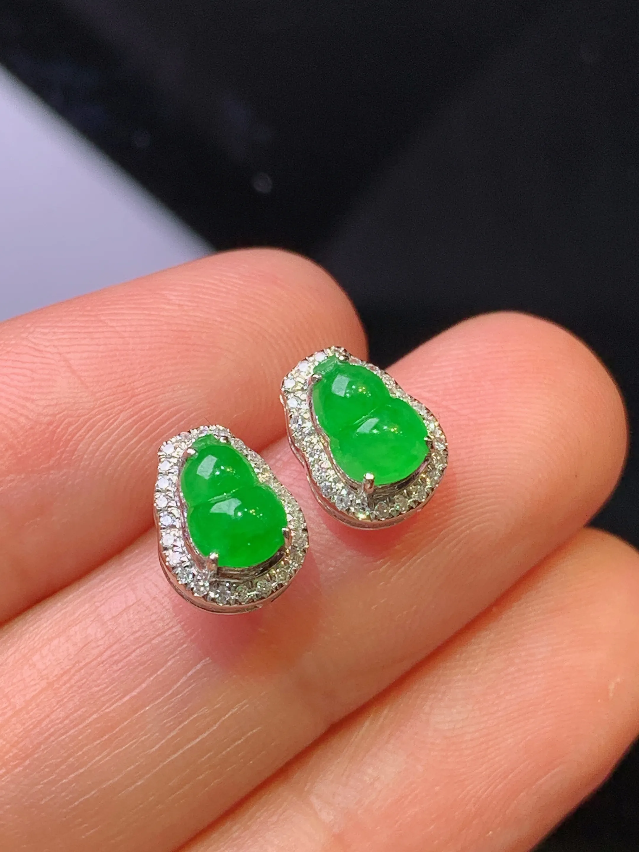 18k金钻镶嵌葫芦耳钉 玉质细腻 色泽艳丽清新 整体尺寸9.3*7.2*5.3