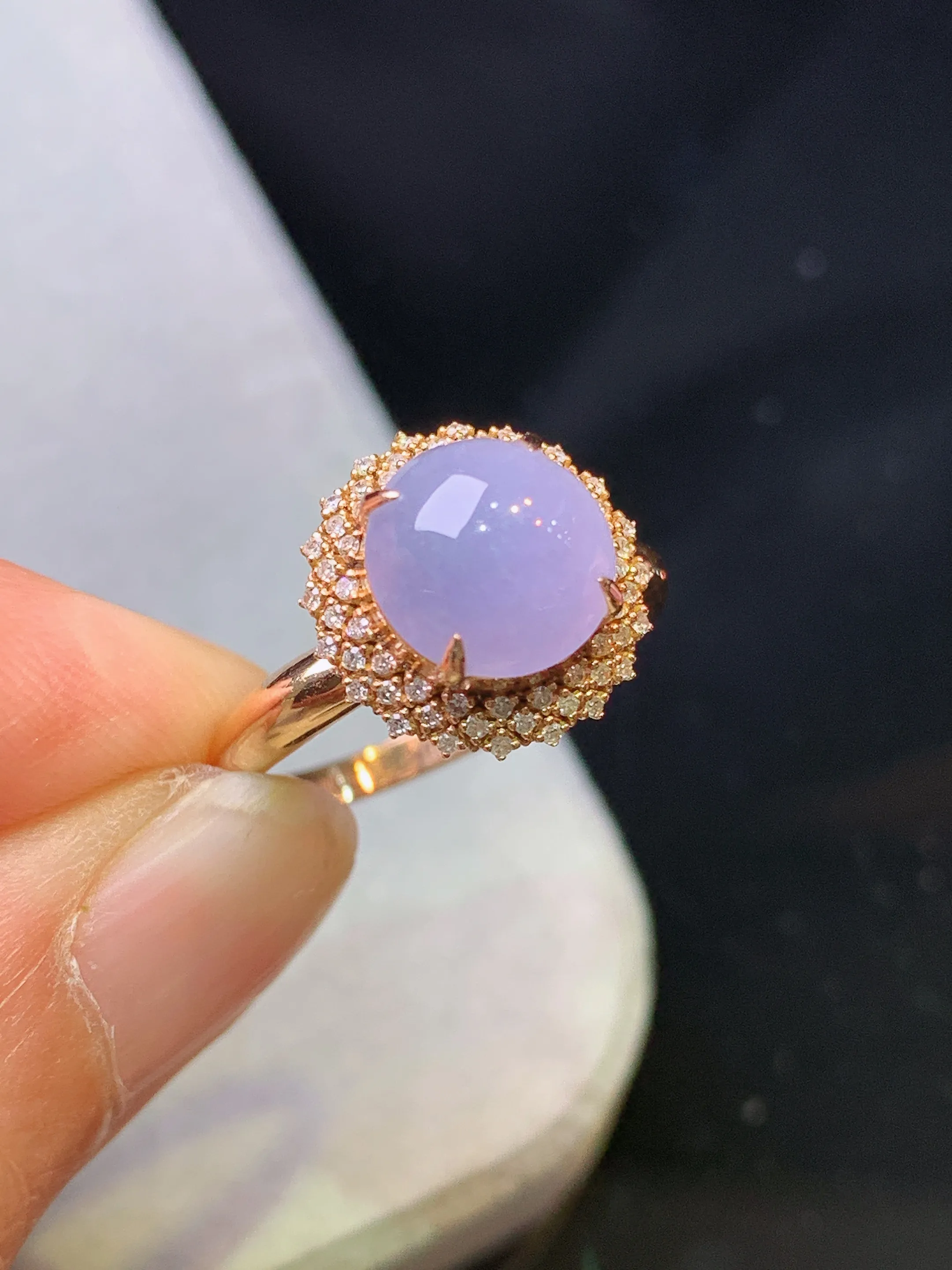 18k金钻镶嵌紫罗兰蛋面戒指 玉质细腻 色泽清新艳丽 圈口13.5整体尺寸12.3*9.5