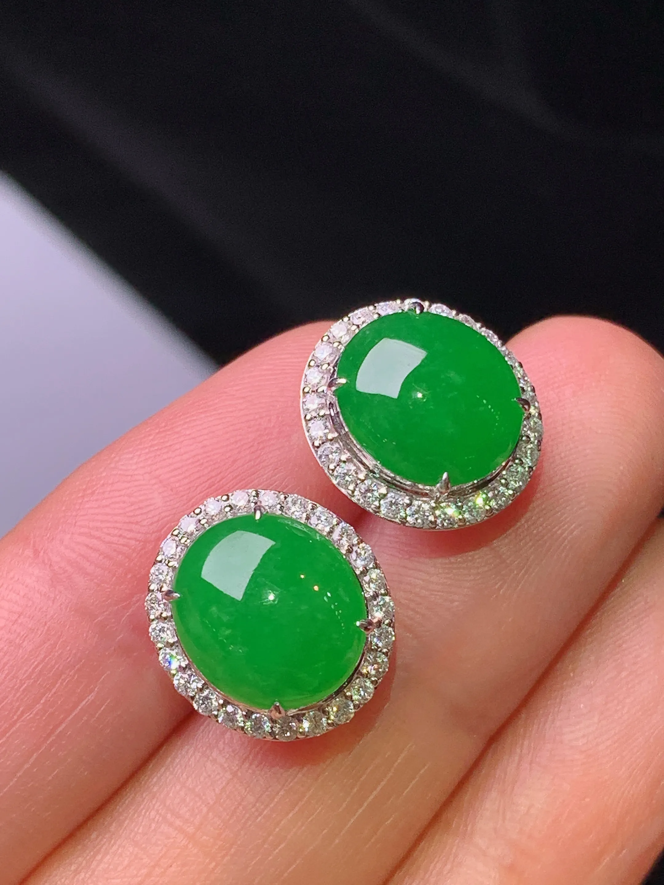 18k金钻镶嵌满绿蛋面耳钉 玉质细腻 色泽艳丽清新 整体尺寸13.5*12.3*7.8