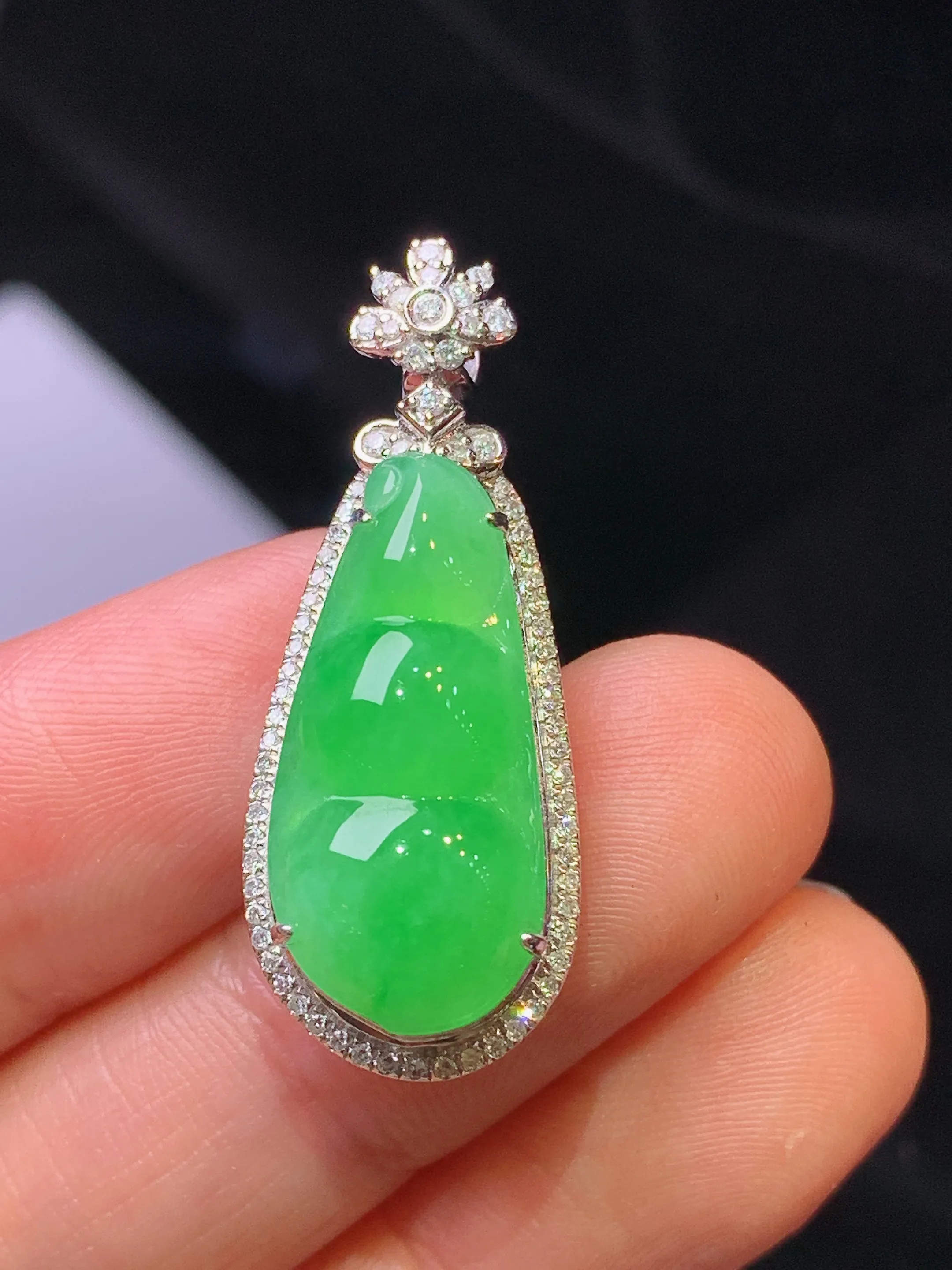 18k金钻镶嵌翠绿四季豆吊坠 玉质细腻 色泽艳丽清新 整体尺寸32*12.6*9.2