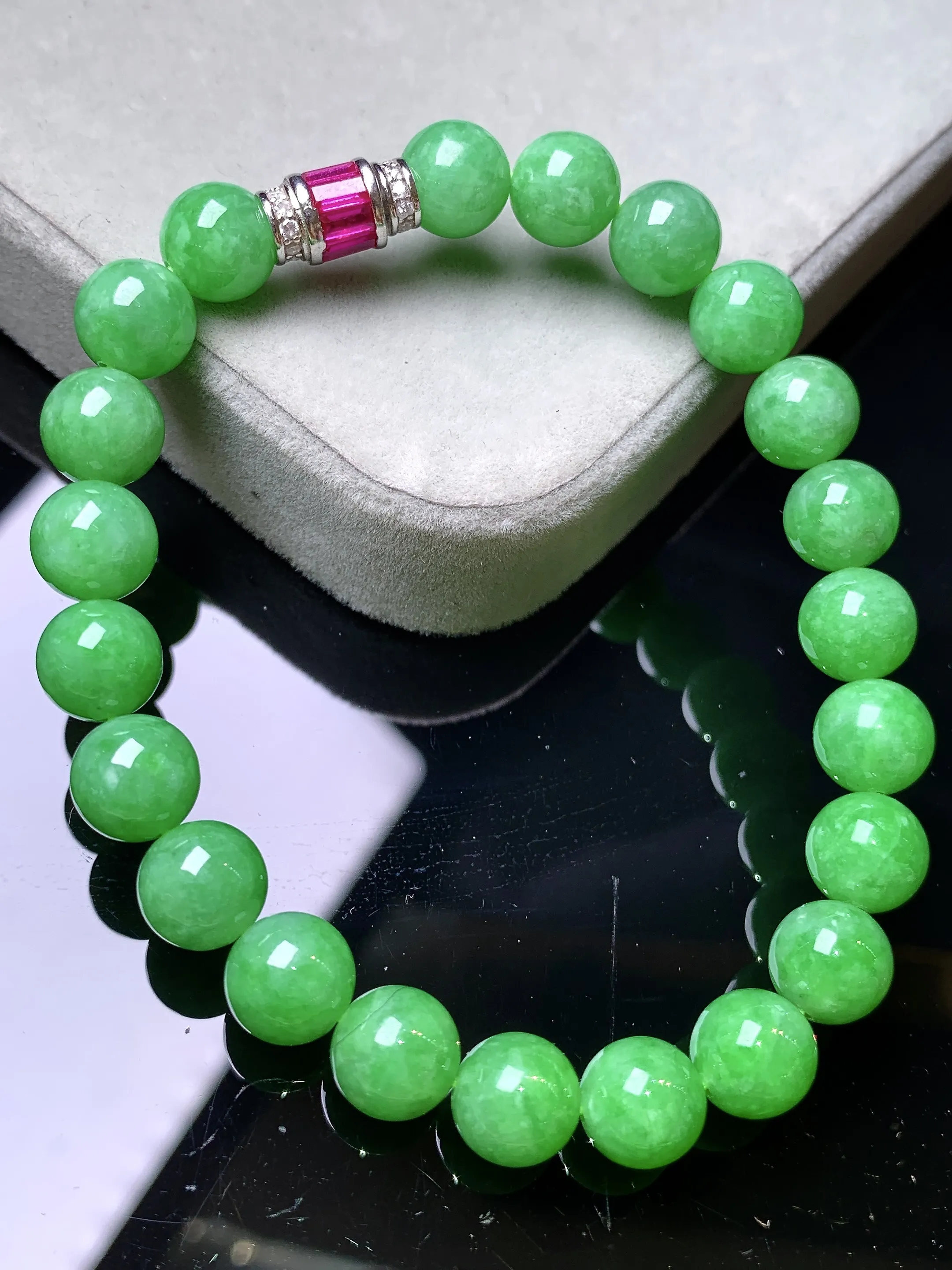 翠绿圆珠手链 玉质细腻 色泽清新艳丽 整体尺寸7.8