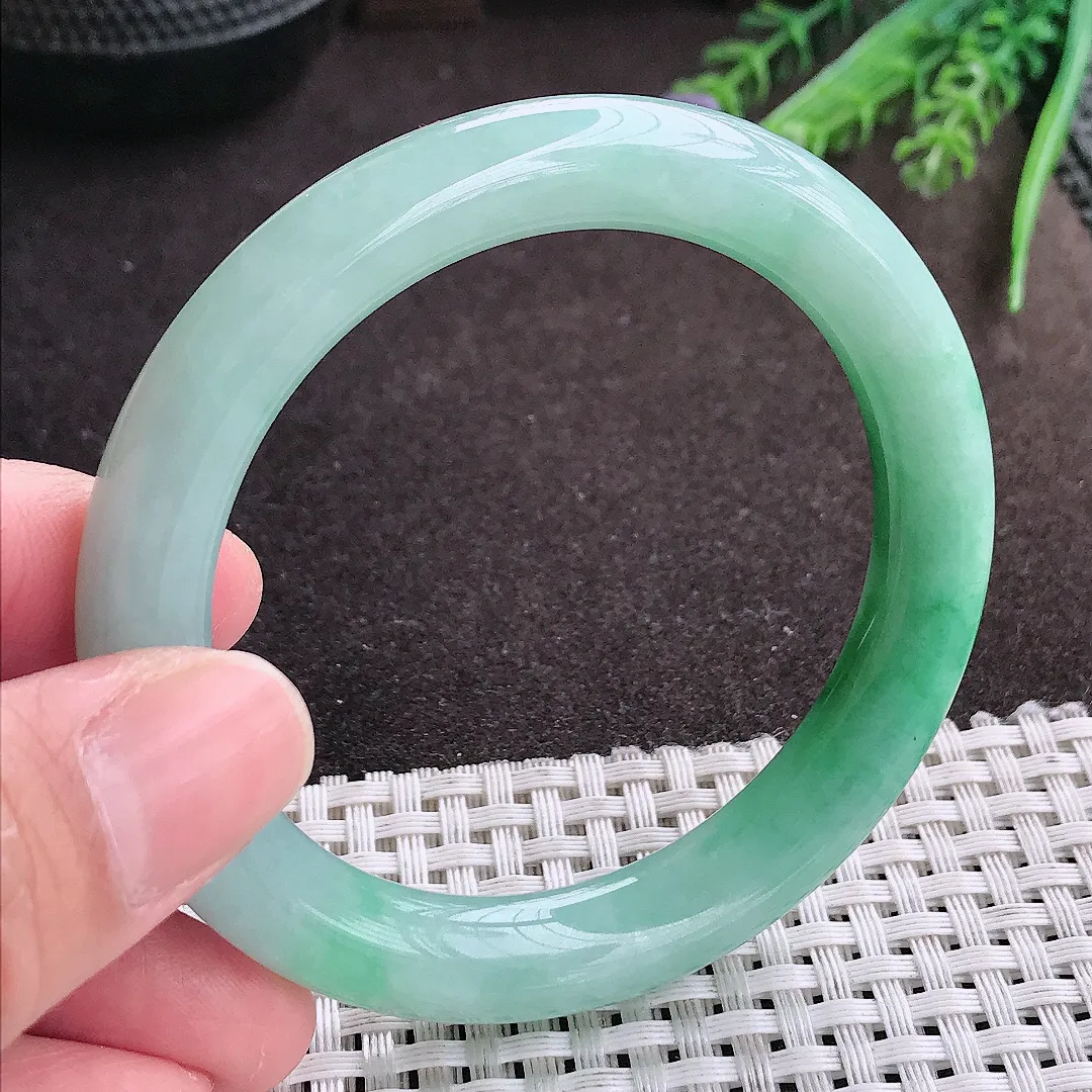 实拍A货翡翠54/10.2/9.5老坑精美冰润飘绿花圆条手镯翡翠玉镯女款