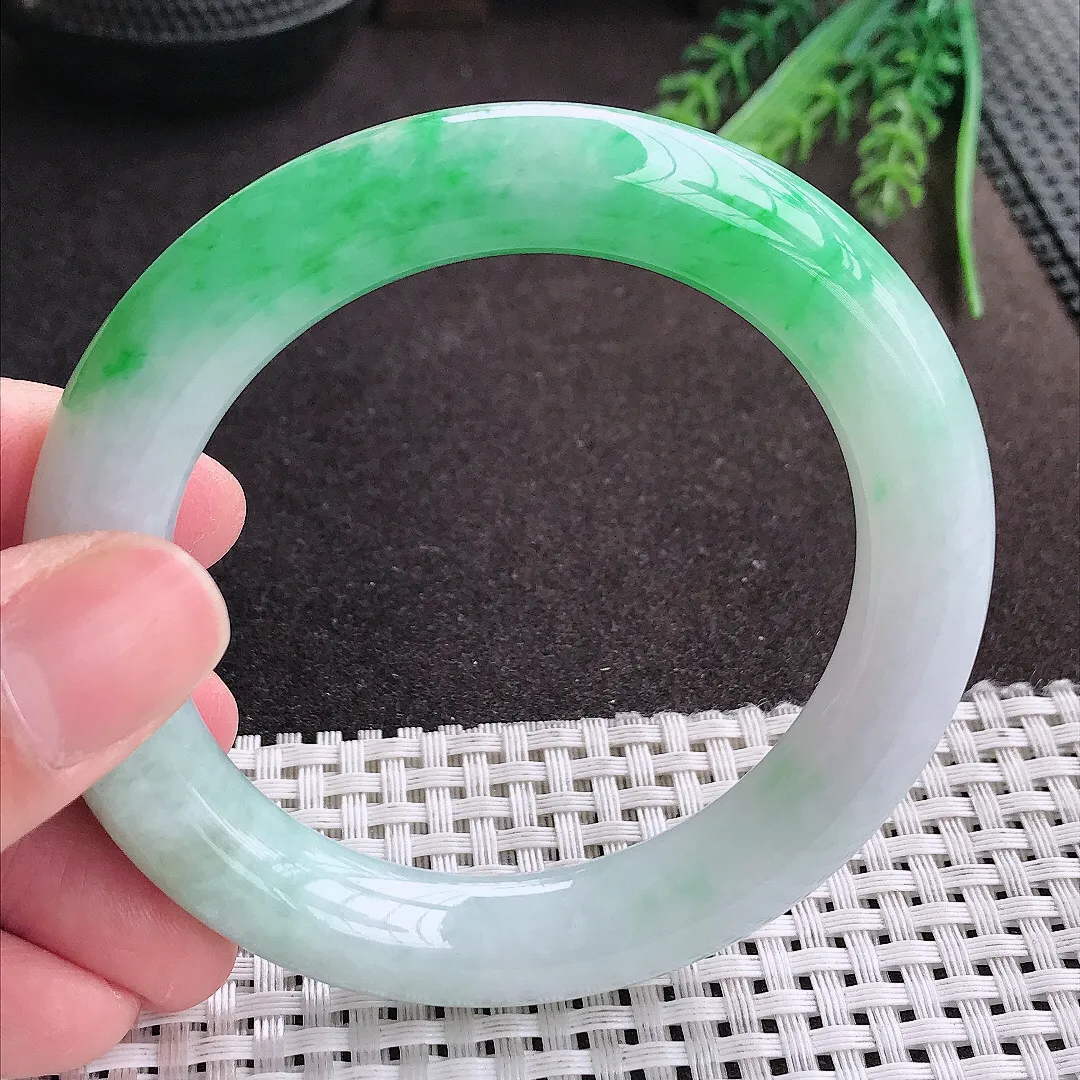 实拍A货翡翠56.5/11.3/11老坑精美飘阳绿圆条手镯翡翠玉镯女款