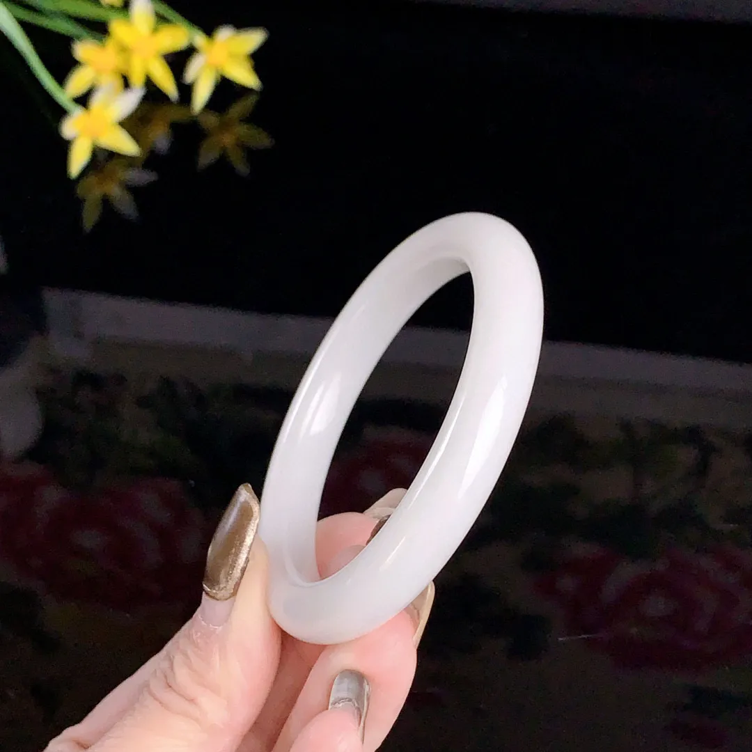 和田玉55圈口羊脂白手镯！玉质细腻油润 底色纯净无裂无杂 脂粉好，品质高