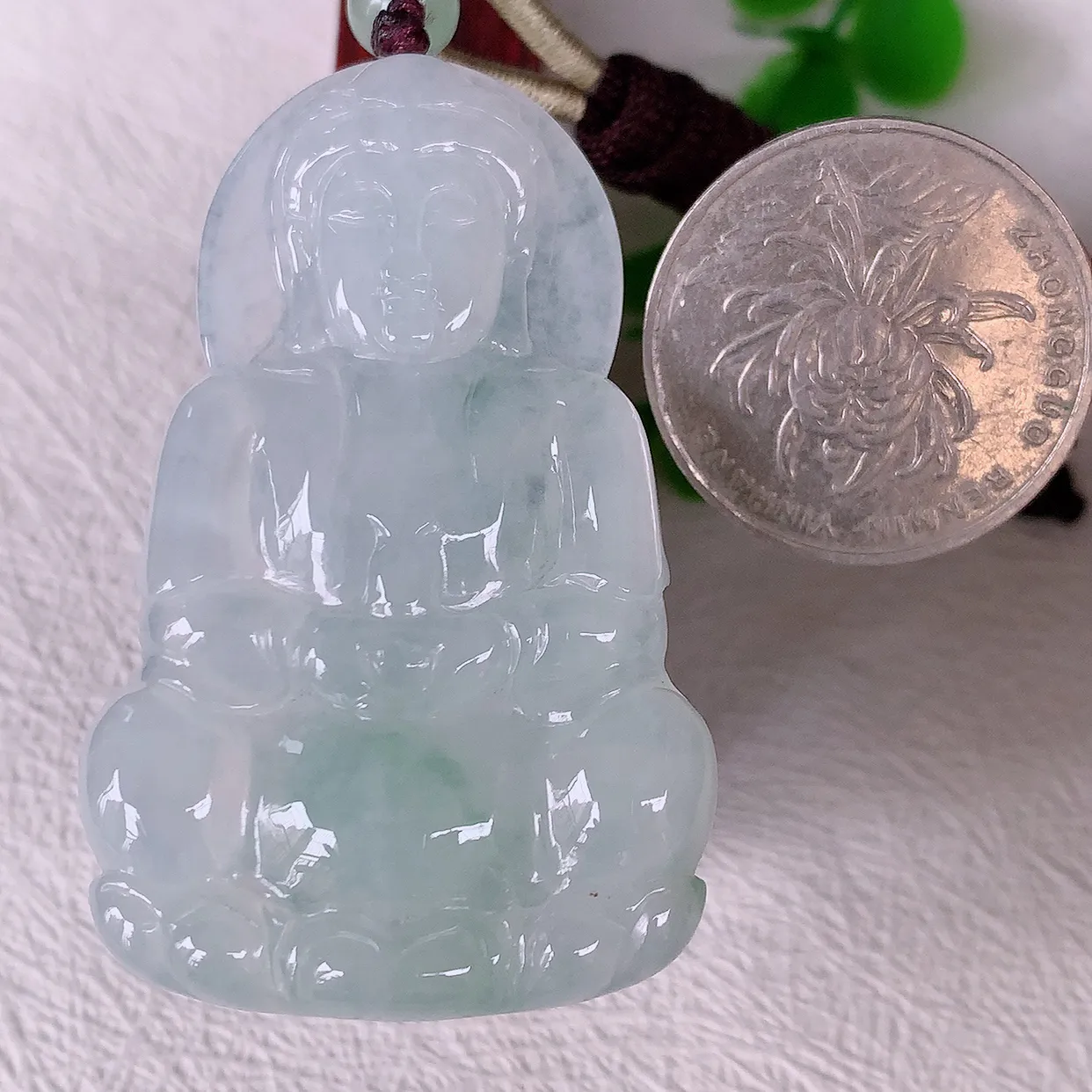 自然光实拍，冰种飘花翡翠观音菩萨吊坠，赐福观音，玉润通透，慈祥端庄！#46.19