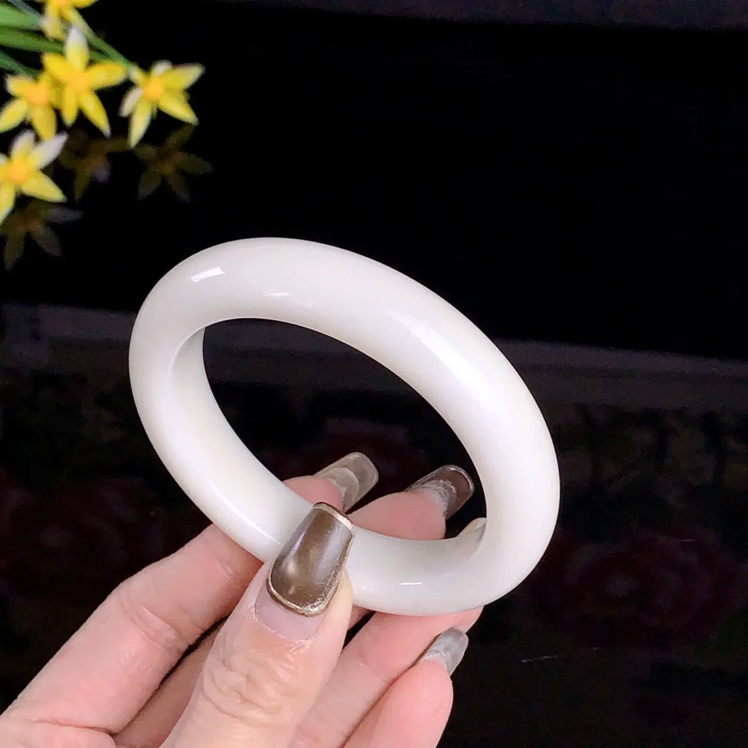 和田玉56圈口羊脂白宽条手镯！玉质细腻油润 底色纯净无裂无杂 脂粉好，品质高