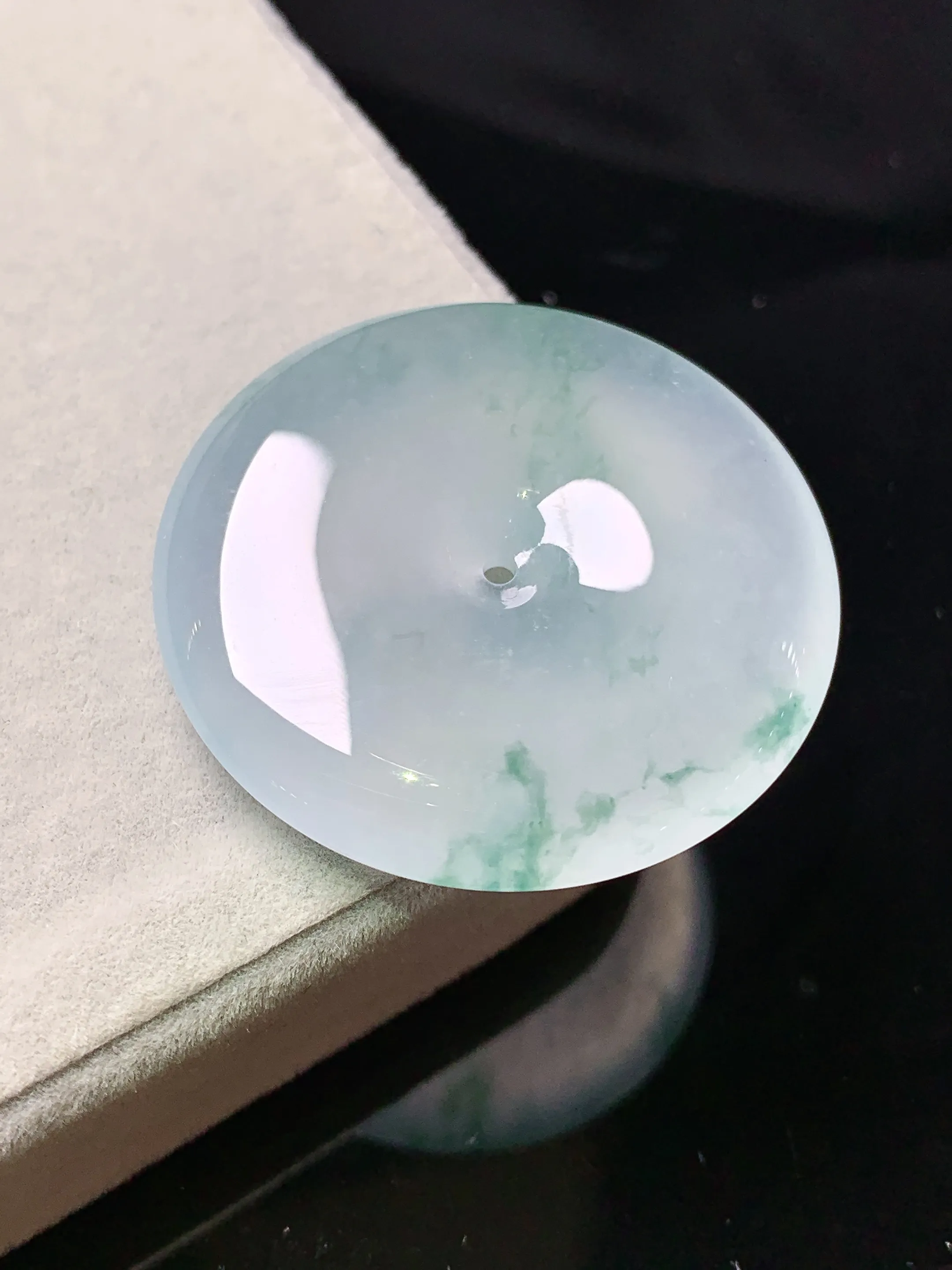 冰种飘绿平安扣吊坠 玉质细腻 色泽清新艳丽 整体尺寸32.6*6