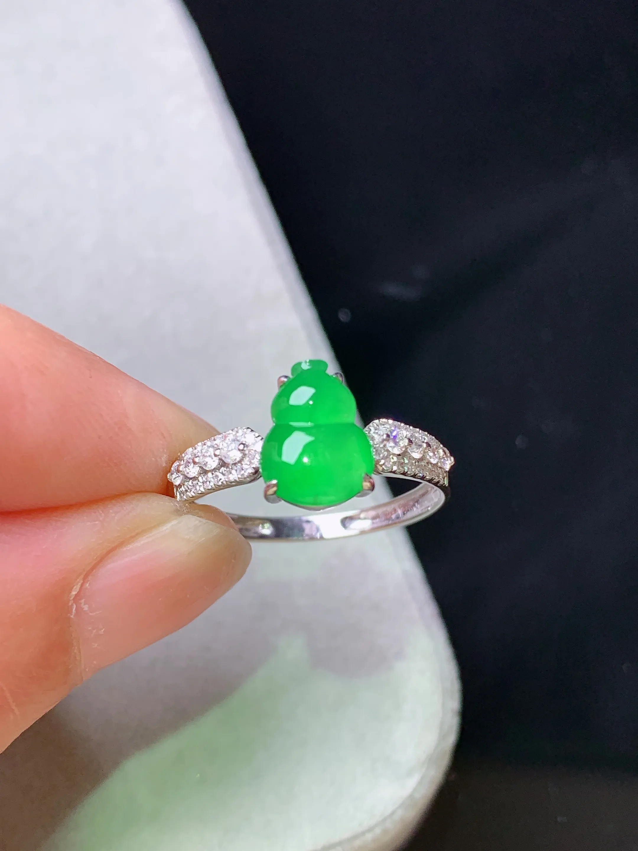 18k金钻镶嵌翠绿葫芦戒指 玉质细腻 色泽清新艳丽 圈口14 裸石尺寸8.6*6.7*2.8