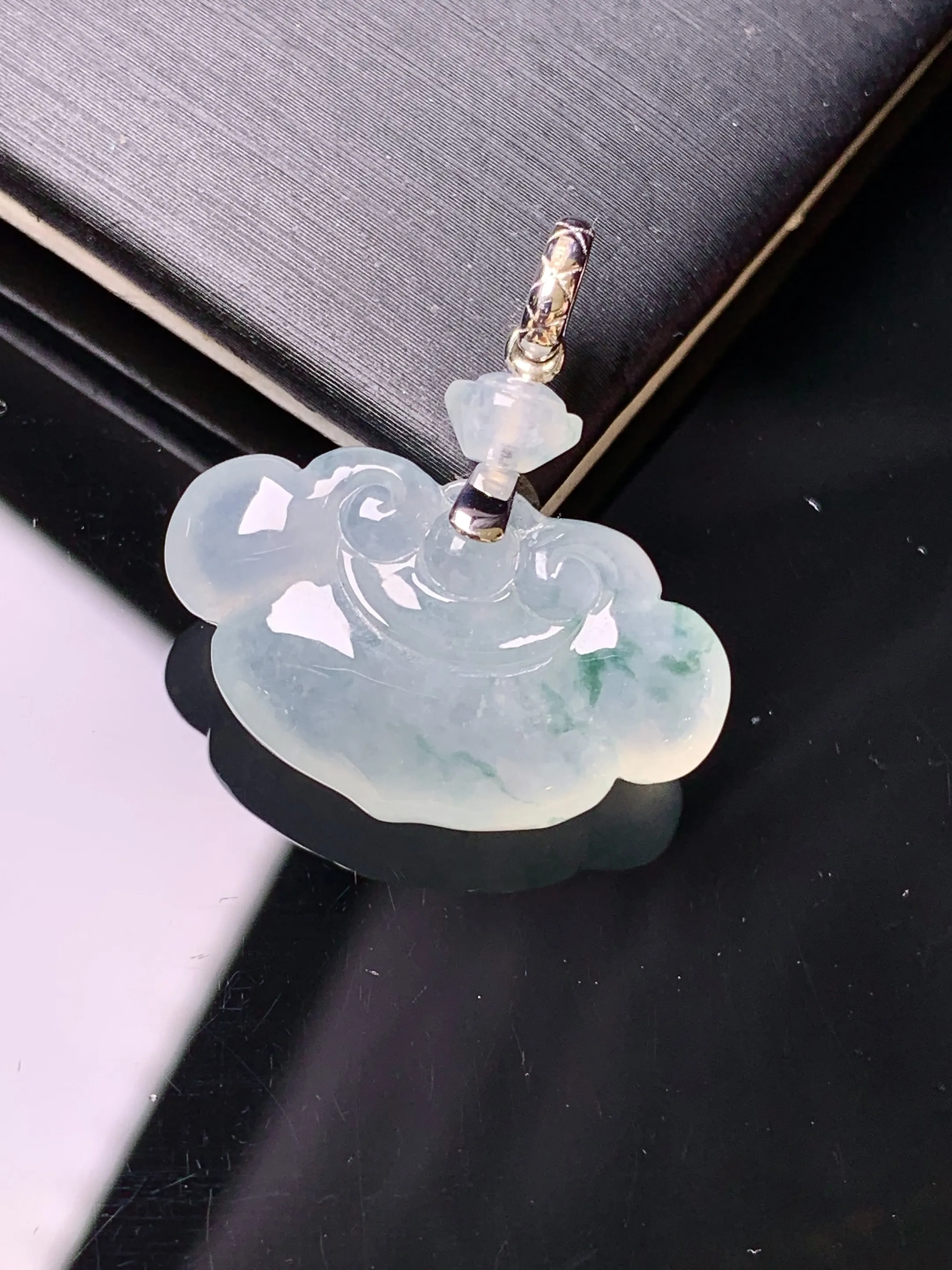 18k金镶嵌冰种如意吊坠 玉质细腻 色泽清新艳丽 整体尺寸25.2*23.5*6.5