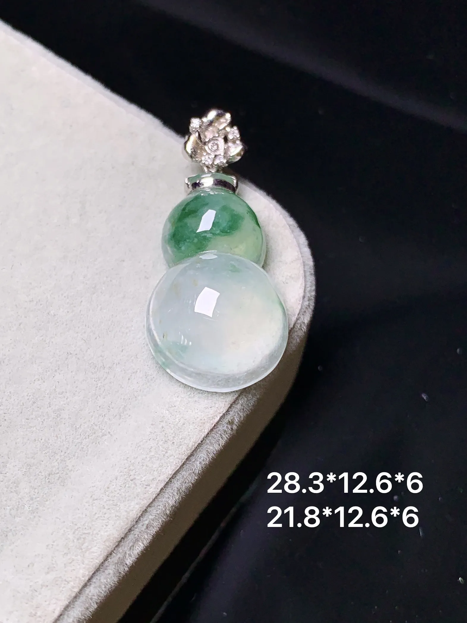 18k金钻镶嵌冰种飘绿葫芦吊坠 玉质细腻 色泽清新艳丽 整体尺寸28.3*12.6*6