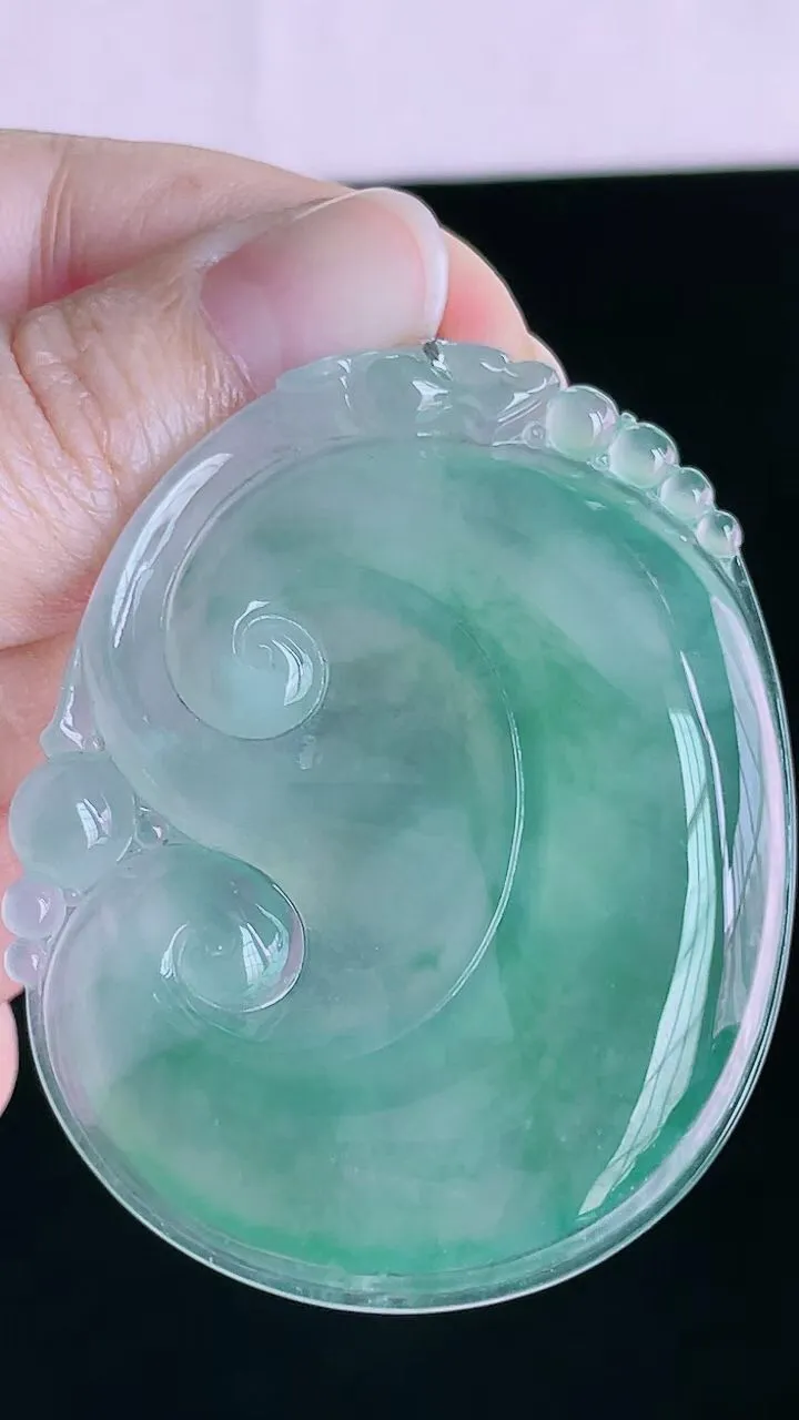 【翡翠名称】老坑种冰飘花如意吊坠挂件
【翡翠尺寸】53.6/43.7/5.6mm
【翡翠描述】宝贝种