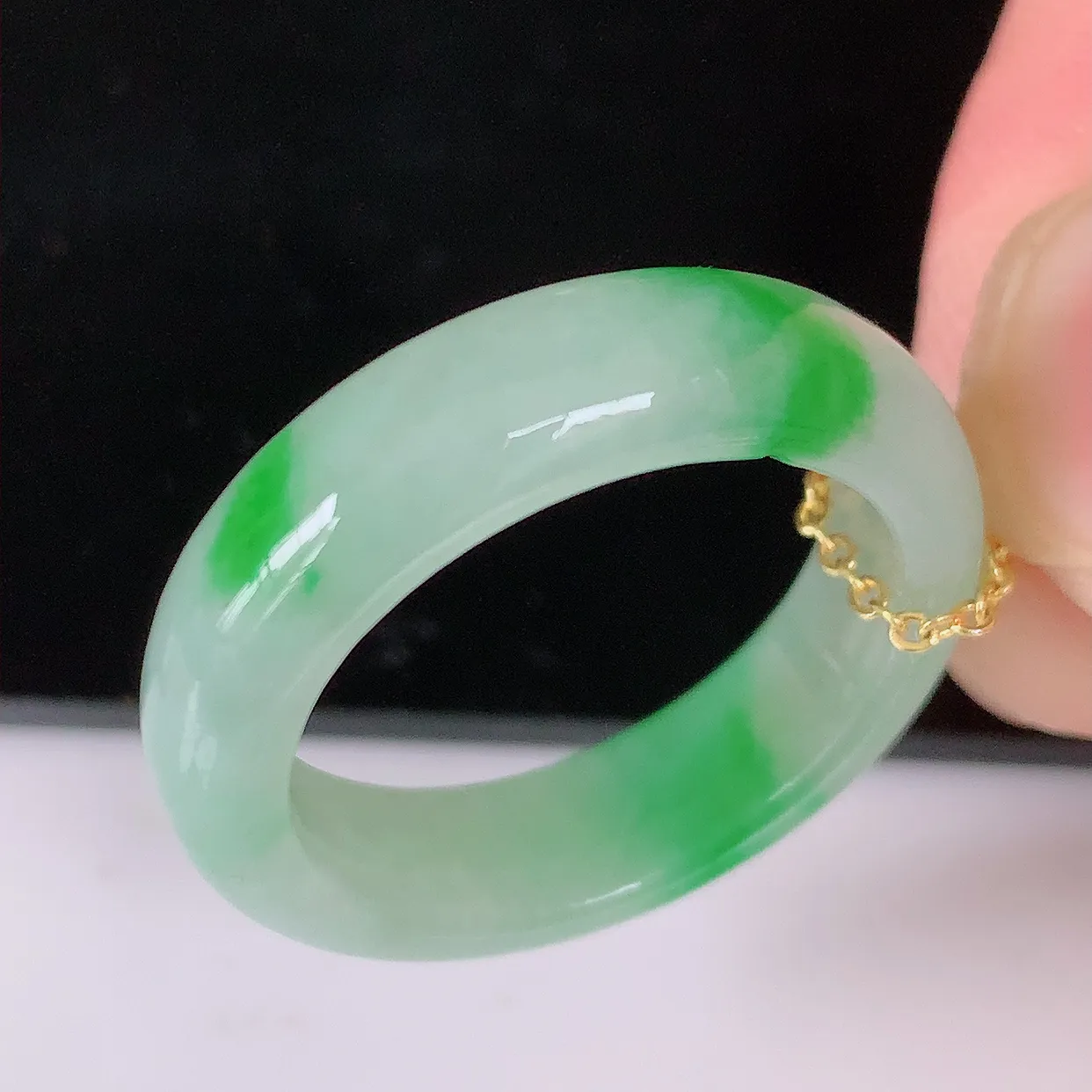 自然光实拍，20.2mm内径冰飘绿翡翠指环，玉戒指，玉质莹润，好精美好冰润的指环，23圈口，上手纤巧！#42.19尺寸20.2*6.2*3.6