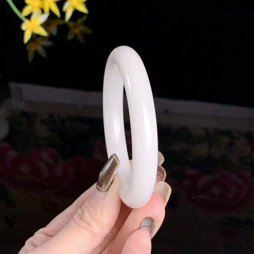 和田玉55圈口羊脂白手镯！玉质细腻油润 底色纯净无裂无杂 脂粉好，品质高