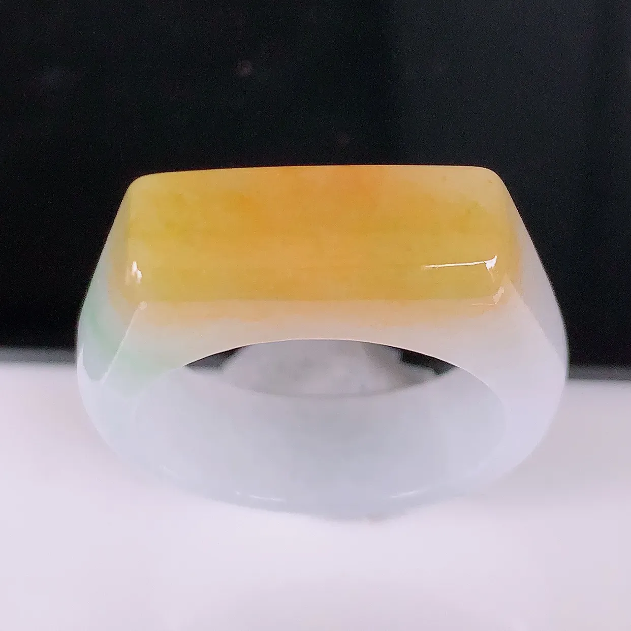 自然光实拍，冰黄加绿翡翠指环，21.2mm内径三彩翡翠指环，玉戒指，玉质莹润，好精美好冰润的指环，26圈口，上手纤巧！#83.19尺寸21.2-8*6.2