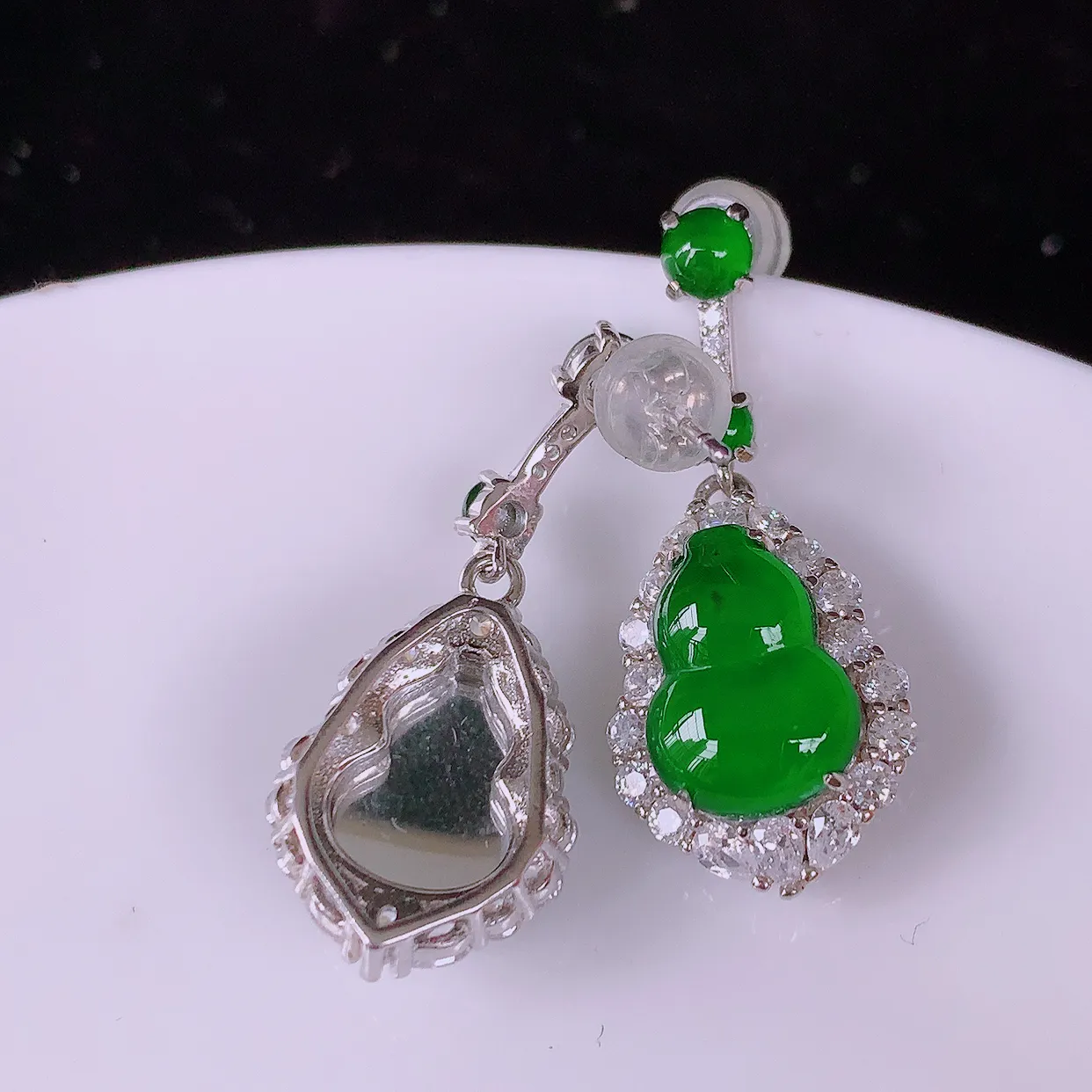 冰透满绿翡翠925银镶嵌葫芦耳坠，自然光实拍，翠色灵动，颜色漂亮，种老水足，品相佳，佩戴佳品！#97.19整体28.5*12.8*6.8裸石11.5*8.5
