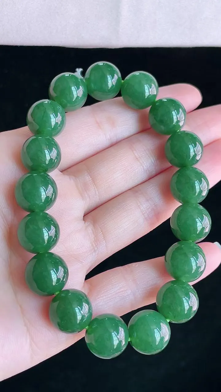 【翡翠名称】老坑种冰满绿翡翠手链手串
【翡翠尺寸】直径厚度12.6mm/颗
【翡翠描述】宝贝种老水足，玉质细腻，色泽靓丽，性价比高，佩戴效果好！
【其它赠送】权威证书/精美挂绳盒子/支持全国复检