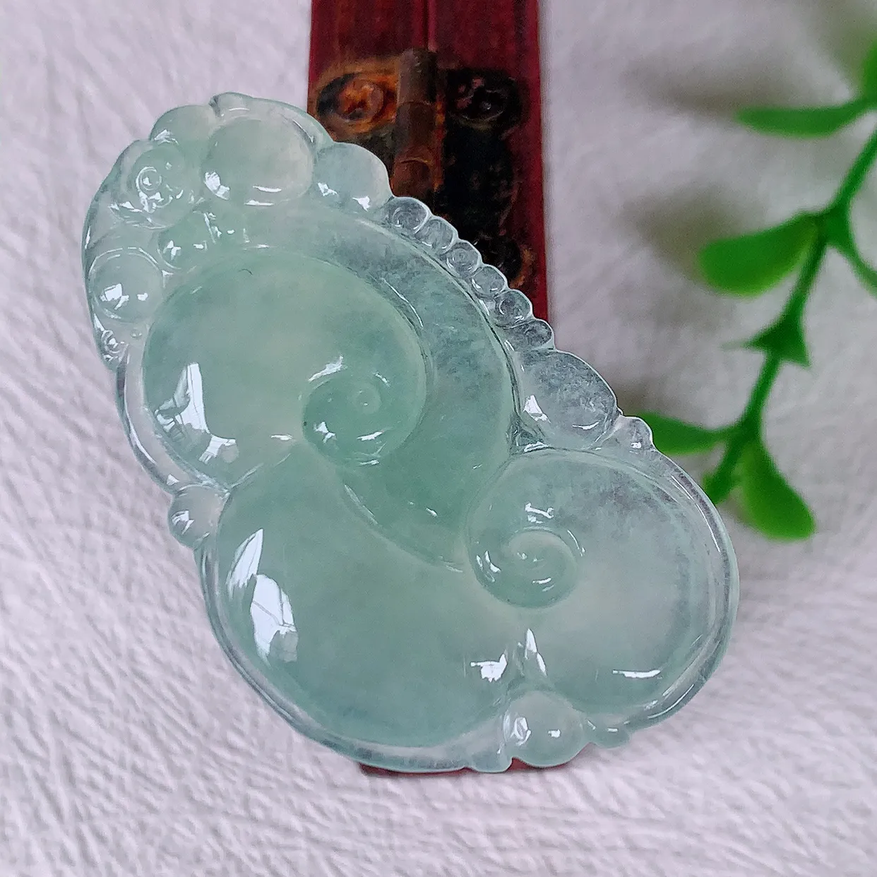 自然光实拍，冰种翡翠如意吊坠，上身效果非常美，饱满大气，工艺美，万事如意，如意一生 #01.19