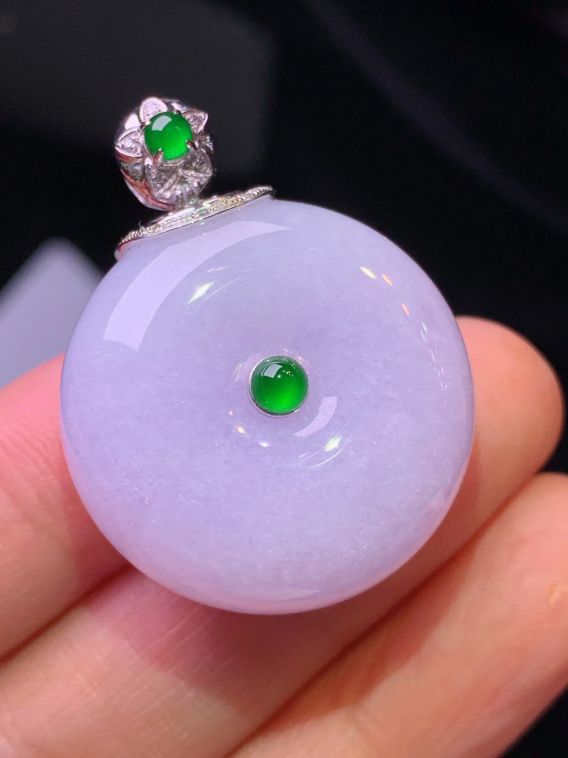 紫罗兰平安扣吊坠 玉质细腻 色泽清新艳丽 整体尺寸34.2*26.2*12.8