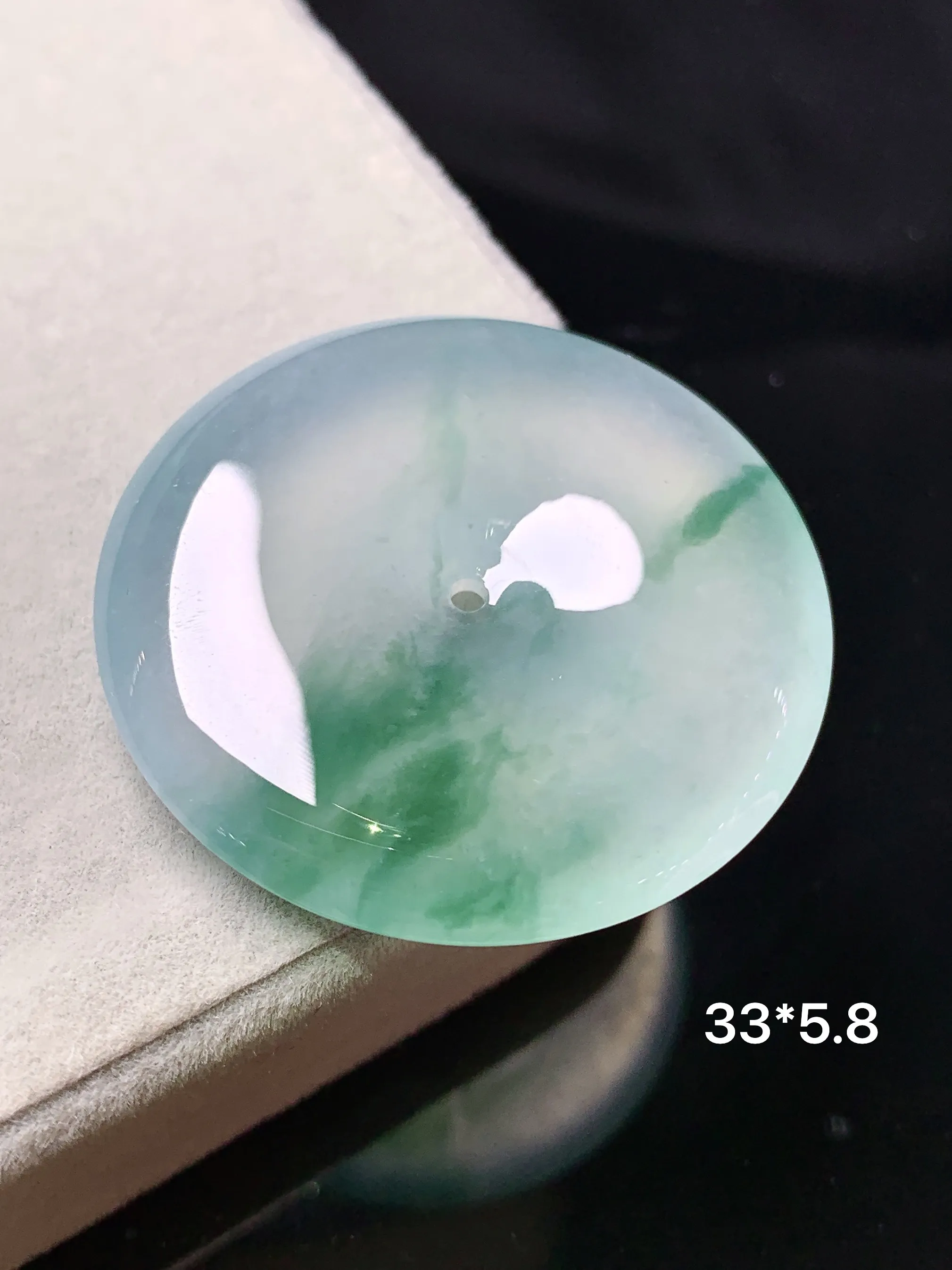 冰种飘绿平安扣吊坠 玉质细腻 色泽清新艳丽 整体尺寸33*5.8