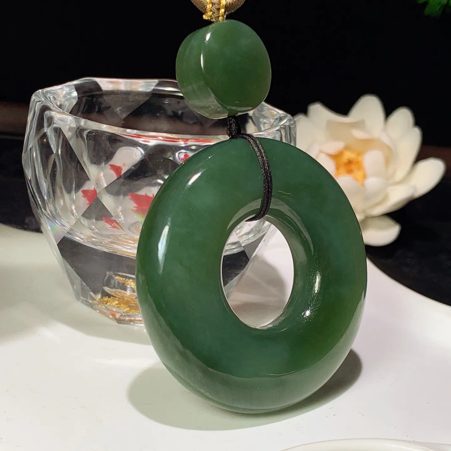 和田玉菠菜绿俄罗斯碧玉平安环怀古挂件。尺寸53/13mm重72克。玉质细腻油润。手推出油。品相大气 lt260119