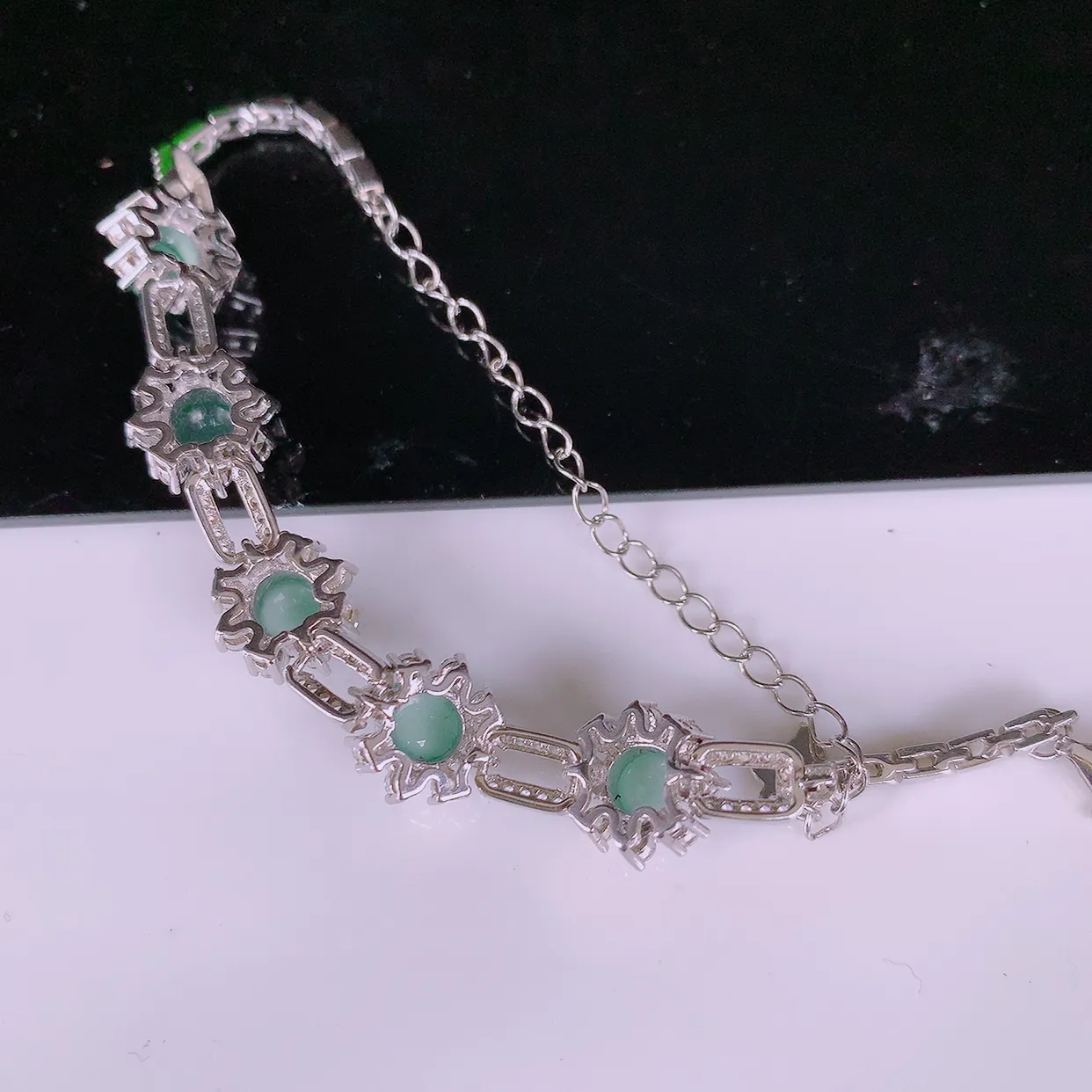 冰透满绿翡翠925银镶嵌手链，自然光实拍，翠色灵动，颜色漂亮，种老水足，品相佳，佩戴佳品！#97.19取一整体10.5*11*6.5裸石6*6