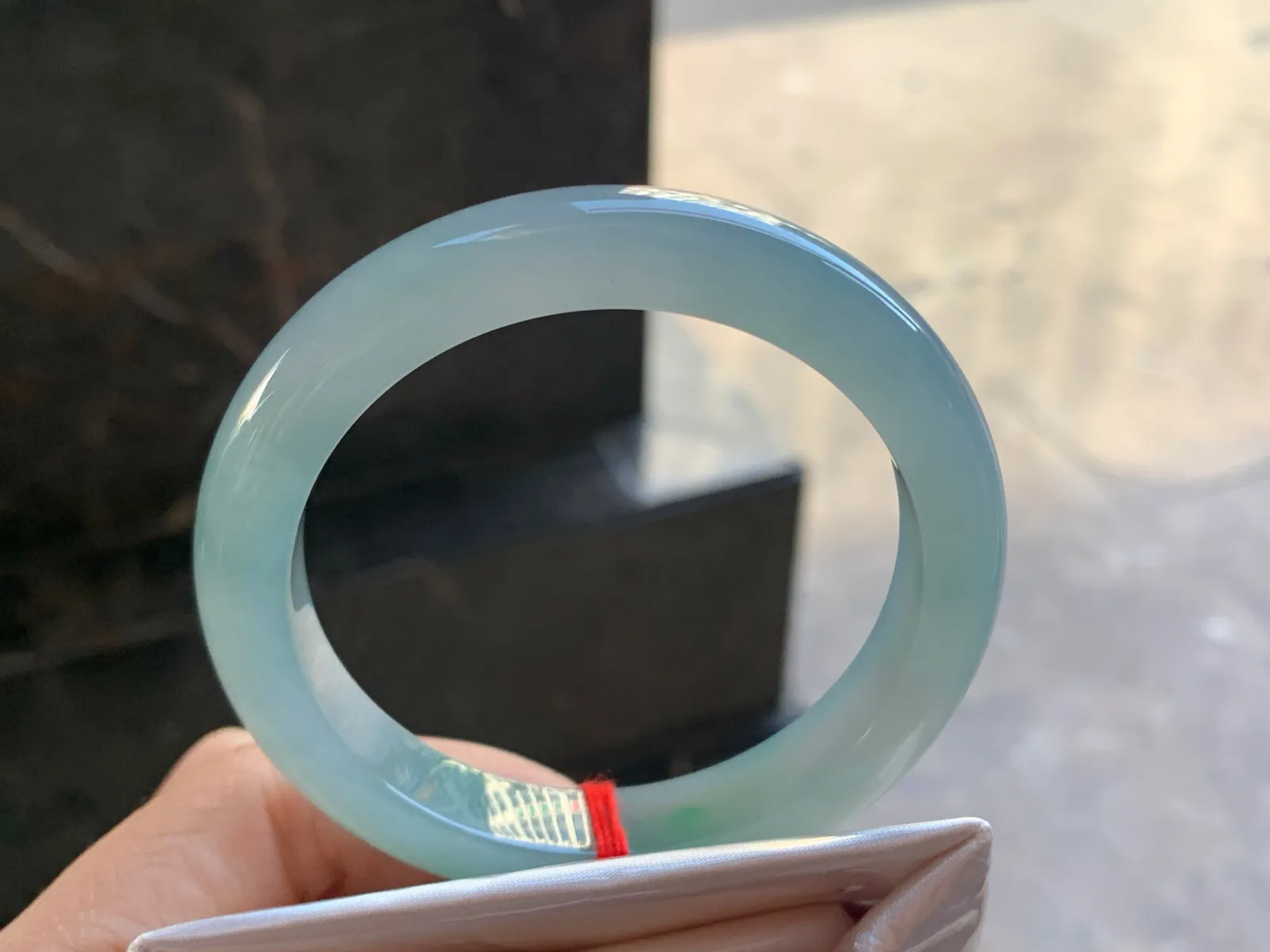 54.5-10.8-8.2

冰蓝手镯^_^玉质温润