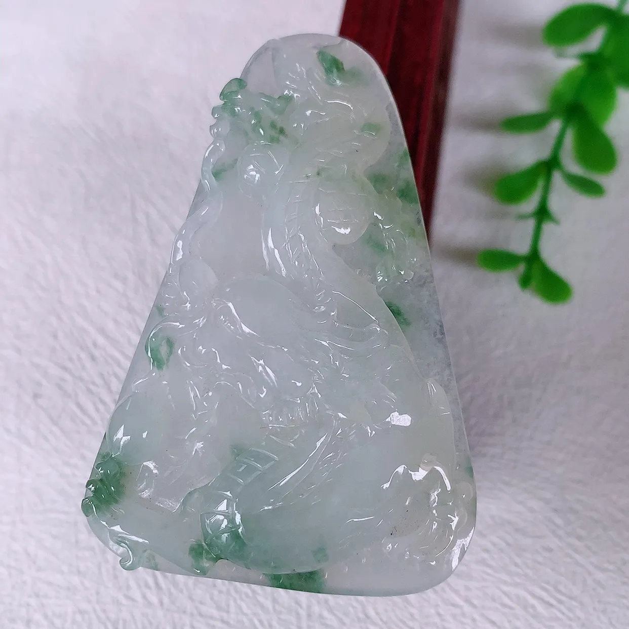 自然光实拍，精雕冰飘花翡翠龙牌吊坠，龙行天下，雕工立体精湛，翡翠龙牌，种老水足，配戴霸气时尚，值得收藏!#46.19