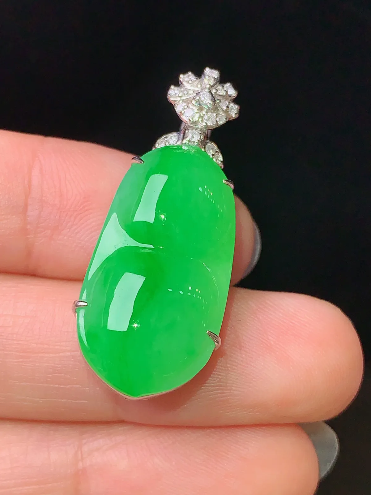 18k金钻镶嵌翠绿四季豆吊坠 玉质细腻 色泽艳丽  整体尺寸34*13*8