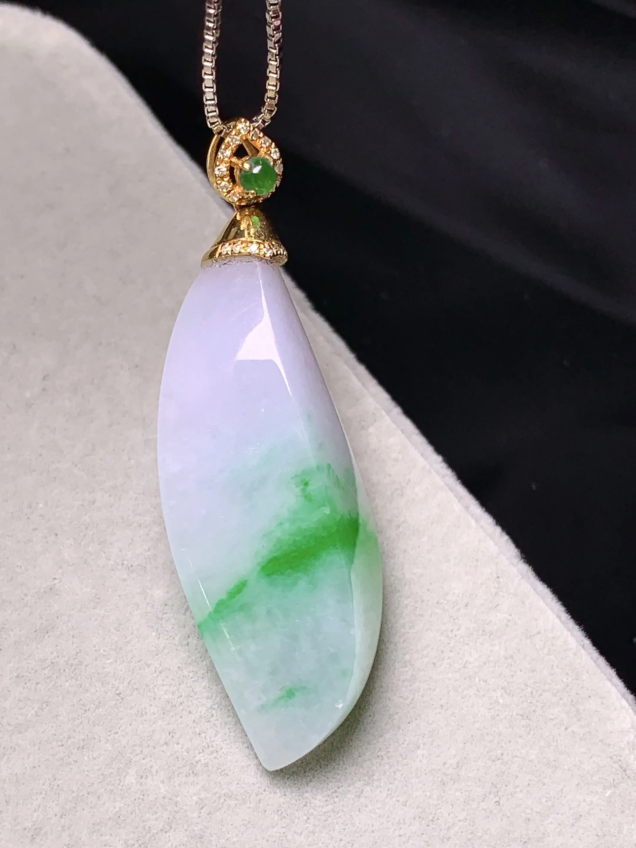 18k金镶嵌飘绿随形吊坠 玉质细腻 色泽清新艳丽 整体尺寸43.2*14.5*9.5