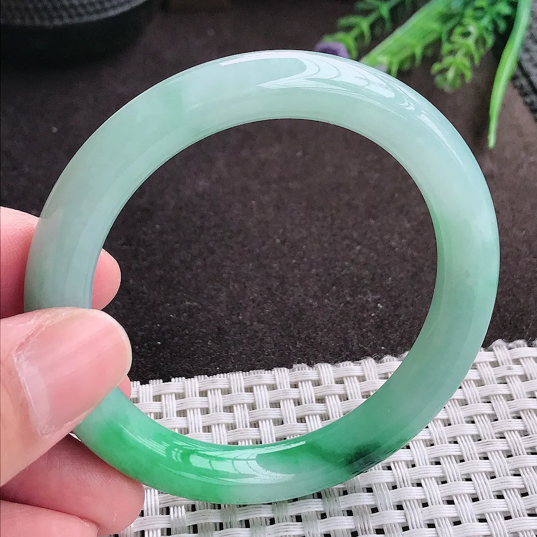 实拍A货翡翠54/10.2/9.5老坑精美冰润飘绿花圆条手镯翡翠玉镯女款