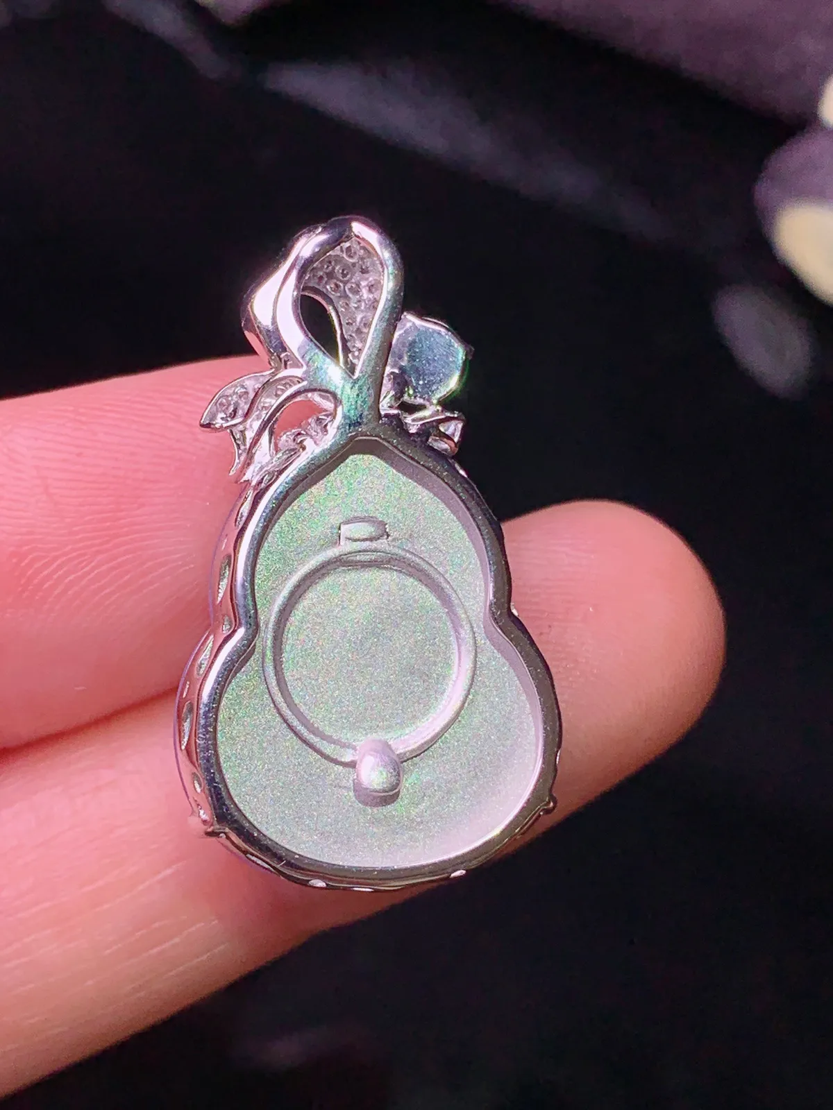 18k金钻镶嵌紫罗兰葫芦吊坠 玉质细腻 水润亮眼 色泽艳丽 整体尺寸28.5*16.2*8